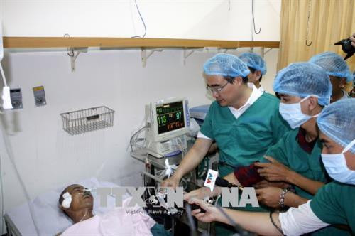 Bí thư Thành ủy Nguyễn Thiện Nhân thăm anh Trần Văn Hoàng, Đội trưởng Đội "hiệp sĩ đường phố" quận Tân Bình, đang điều trị tại Bệnh viện 115. Ảnh: Hoàng Hải - TTXVN Bí thư Thành ủy Nguyễn Thiện Nhân thăm anh Trần Văn Hoàng, Đội trưởng Đội "hiệp sĩ đường phố" quận Tân Bình, đang điều trị tại Bệnh viện 115. Ảnh: Hoàng Hải - TTXVN