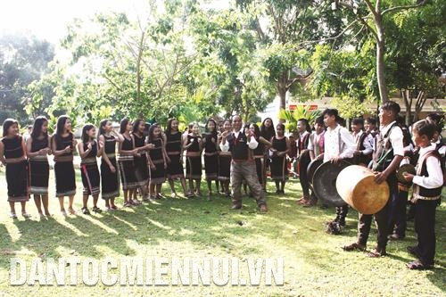 Để bảo tồn và phát huy giá trị văn hóa cồng chiêng, ngành giáo dục tỉnh Kon Tum đã đưa cồng chiêng vào truyền dạy trong những giờ học ngoại khóa.