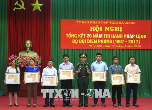 Lãnh đạo Bộ Chỉ huy Bộ đội Biên phòng Hà Giang tặng Giấy khen cho các tập thể, cá nhân đạt thành tích xuất sắc trong thực hiện Pháp lệnh Bộ đội Biên phòng. Ảnh: Minh Tâm-TTXVN Lãnh đạo Bộ Chỉ huy Bộ đội Biên phòng Hà Giang tặng Giấy khen cho các tập thể, cá nhân đạt thành tích xuất sắc trong thực hiện Pháp lệnh Bộ đội Biên phòng. Ảnh: Minh Tâm-TTXVN