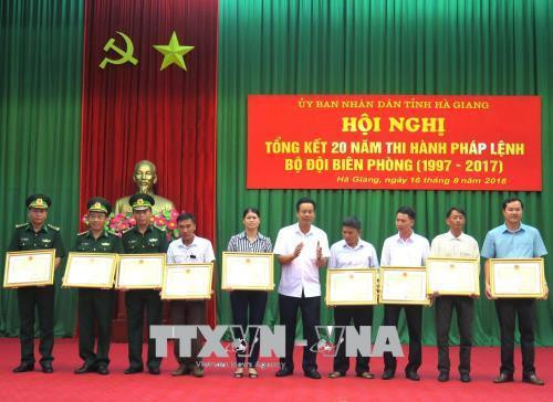 Chủ tịch UBND tỉnh Hà Giang Nguyễn Văn Sơn trao tặng Bằng khen cho các tập thể, cá nhân đạt thành tích xuất sắc trong thực hiện Pháp lệnh Bộ đội Biên phòng. Ảnh: Minh Tâm-TTXVN Chủ tịch UBND tỉnh Hà Giang Nguyễn Văn Sơn trao tặng Bằng khen cho các tập thể, cá nhân đạt thành tích xuất sắc trong thực hiện Pháp lệnh Bộ đội Biên phòng. Ảnh: Minh Tâm-TTXVN