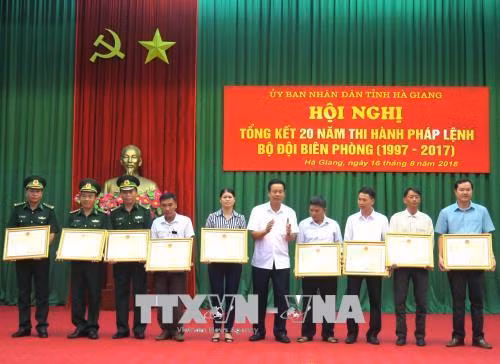 Chủ tịch UBND tỉnh Hà Giang Nguyễn Văn Sơn trao tặng Bằng khen cho các tập thể, cá nhân đạt thành tích xuất sắc trong thực hiện Pháp lệnh Bộ đội Biên phòng. Ảnh: Minh Tâm-TTXVN