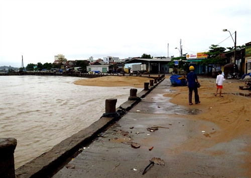 Nhiều hạng mục tại cảng cá xuống cấp đổ gãy. Ảnh: Thế Lập TTXVN Nhiều hạng mục tại cảng cá xuống cấp đổ gãy. Ảnh: Thế Lập TTXVN