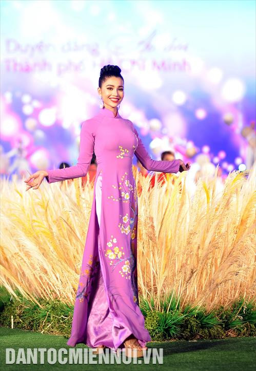 Đông đảo các nghệ sỹ cùng trình diễn các bộ sưu tập Áo dài với các màu sắc và họa tiết độc đáo