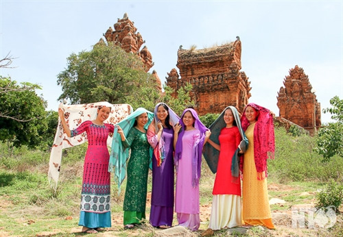 Cụm tháp Hòa Lai gồm tháp Bắc và tháp Nam thuộc địa bàn xã Bắc Phong,Thuận Bắc. Tháp Bắc có kiến trúc khối vuông vững chải với nhiều họa tiết đặc sắc. Tháp Nam mặt tường gạch chạm khắc hoa văn nhưng ở dạng phác thảo. Cấu trúc xây dựng tháp Hòa Lai gồm có ba tầng vững chải. Những mảng điêu khắc hình tượng người và chim Garuda. Họa tiết hoa văn đặc sắc của tháp Hòa Lai. Cửa vào tháp Hòa Lai được mở về hướng Đông. Toàn cảnh cụm tháp Pô Klong Garai thuộc địa bàn phường Đô Vinh. Họa tiết hoa văn và tượng thần trang trí trên các góc tháp. Tháp Pô Klong Garai vào dịp lễ hội Ka tê hàng năm. Du khách tham quan, chụp ảnh lưu niệm tại tháp Pô Klong Garai.