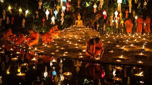 Với người Thái, Loy Krathong (“loy”: trôi, “krathong”: đèn hoa đăng) là dịp để thể hiện lòng cảm tạ tới Nữ thần Nước Phra Mae Khongkha đã mang đến cho con người sự sống cũng như xin thần thứ tội vì những việc làm khiến nguồn nước bị ô nhiễm. Lễ hội Loy Krathong năm nay sẽ diễn ra từ 2/11-4/11. Ảnh: Nirvanapeace. Loy Krathong diễn ra trên khắp Thái Lan, nhưng quy mô hoành tráng nhất là tại 4 tỉnh thành: Sukhothai, Bangkok, Ayutthaya, và Chiang Mai. Krathong truyền thống là những chiếc thuyền thủ công nhỏ làm từ thân cây chuối. Nhưng ngày nay, người ta thường dùng xốp styrofoam hoặc bánh mì để đèn tự phân hủy sau vài ngày hoặc cá có thể ăn. Ảnh: Thailand Travel . Chiang Mai thường thu hút đông du khách bởi nghi lễ khác biệt - thả đèn trời Yi Peng (Yi: hai, Peng: ngày trăng tròn). Trong lễ hội, tại nhà dân và khắp các nơi công cộng, những chiếc đèn sáng rực sẽ được thả bay lên không trung suốt đêm. Hành động này tượng trưng cho việc gạt đi những muộn phiền và buồn đau năm cũ. Các Phật tử cũng tin rằng, những điều bạn ước nguyện trong lúc thả đèn sẽ trở thành sự thật nếu bạn thực hiện những điều tốt lành trong năm sau. Ảnh: Beboy Photographies. Song song với thả đèn trời là hoạt động thả đèn hoa đăng. Điểm thả đèn đông và choáng ngợp nhất chính là cầu Nawarat ngang sông Ping. Đi dọc khắp bờ sông Ping, bạn sẽ thấy krathong trôi lấp lánh bên chùa Chai Mongkhon, Lok Mo Lee... Bên cạnh lễ thả đèn là các sự kiện diễu hành, bắn pháo hoa, thi sắc đẹp... Ảnh: Gde-Fon. Trong suốt lễ hội, khắp Chiang Mai được bao phủ bởi đèn lồng. Những chiếc đèn đầy màu sắc được trang trí tại Tượng đài Three Kings, Cổng Thapae và tại tất cả cổng bao quanh khu phố cổ. Cổng trước của các đền chùa và hộ gia đình được trang trí bằng lá dừa và hoa. Ảnh: Wallpapersdsc. Đèn lồng được bán ở rất nhiều địa điểm khác nhau quanh thành phố Chiang Mai. Giá của mỗi krathong và đèn lồng dao động từ 30-100 baht tùy thuộc kích cỡ. Có 4 loại đèn lồng chính: khom kwaen (đèn treo), khom thue (đèn treo que nhỏ hoặc cầm tay), khom pariwat (đèn quay) và khom loy/khom fai (đèn bay bằng khí nóng). Ảnh: Lifestyle Asia. Ngoài lễ hội chính thức được tổ chức miễn phí trong 3 ngày, du khách có thể tham gia lễ hội riêng diễn ra tại Đại học Mae Jo. Sự kiện này thường diễn ra một tuần sau lễ hội Yi Peng chính thức nhưng bạn phải đặt vé trước với giá 100-300 USD gồm: một phần đồ ăn kiểu Lanna, 2 lồng đèn Dhammachai, một krathong, một bộ đồ lưu niệm cùng xe buýt khứ hồi. Ảnh: O2 Travel. 3h chiều là thời gian lý tưởng bạn nên có mặt tại Mae Jo để tránh kẹt xe và dành được vị trí tốt cho việc quan sát lễ hội. Để tới Mae Jo, bạn có thể đi songthaew hoặc tuk tuk, nhưng nhớ thỏa thuận giá trước khi lên xe và hẹn giờ để tài xế quay lại đón bạn. Nếu có giấy phép lái xe quốc tế, bạn có thể thuê một chiếc xe máy để tự do di chuyển hơn. Ảnh: Carl's Captures. Chiang Mai có những món ăn thuộc vào hàng ngon nhất Thái Lan. Trong số đó, khao soi – mì xào giòn với điểm nhấn cà ri là món ăn đặc trưng ở đây - thường có giá khoảng 40 baht/tô. Ngoài ra, còn có không ít những cái tên hấp dẫn khác mà bạn có thể thử qua như: khan toke, sai oua, gaeng hang lay, miang kham, larb kua… Ảnh: Chiang Mai. Được xem là “mẹ đẻ” của chợ trời Chiang Mai, khu chợ đêm Night Bazaar chính là kho hàng lưu niệm vừa xinh xắn vừa vô cùng phong phú mà bạn sẽ muốn dừng chân ghé qua. Chưa kể, chợ còn có khu vui chơi giải trí với nhiều quán ăn và cà phê phục vụ nhạc sống. Nếu muốn thư giãn, bạn có thể ghé tiệm massage chân với giá khoảng 100 baht cho 30 phút phục vụ. Ảnh: Expedia. Với người Thái, Loy Krathong (“loy”: trôi, “krathong”: đèn hoa đăng) là dịp để thể hiện lòng cảm tạ tới Nữ thần Nước Phra Mae Khongkha đã mang đến cho con người sự sống cũng như xin thần thứ tội vì những việc làm khiến nguồn nước bị ô nhiễm. Lễ hội Loy Krathong năm nay sẽ diễn ra từ 2/11-4/11. Ảnh: Nirvanapeace. Loy Krathong diễn ra trên khắp Thái Lan, nhưng quy mô hoành tráng nhất là tại 4 tỉnh thành: Sukhothai, Bangkok, Ayutthaya, và Chiang Mai. Krathong truyền thống là những chiếc thuyền thủ công nhỏ làm từ thân cây chuối. Nhưng ngày nay, người ta thường dùng xốp styrofoam hoặc bánh mì để đèn tự phân hủy sau vài ngày hoặc cá có thể ăn. Ảnh: Thailand Travel . Chiang Mai thường thu hút đông du khách bởi nghi lễ khác biệt - thả đèn trời Yi Peng (Yi: hai, Peng: ngày trăng tròn). Trong lễ hội, tại nhà dân và khắp các nơi công cộng, những chiếc đèn sáng rực sẽ được thả bay lên không trung suốt đêm. Hành động này tượng trưng cho việc gạt đi những muộn phiền và buồn đau năm cũ. Các Phật tử cũng tin rằng, những điều bạn ước nguyện trong lúc thả đèn sẽ trở thành sự thật nếu bạn thực hiện những điều tốt lành trong năm sau. Ảnh: Beboy Photographies. Song song với thả đèn trời là hoạt động thả đèn hoa đăng. Điểm thả đèn đông và choáng ngợp nhất chính là cầu Nawarat ngang sông Ping. Đi dọc khắp bờ sông Ping, bạn sẽ thấy krathong trôi lấp lánh bên chùa Chai Mongkhon, Lok Mo Lee... Bên cạnh lễ thả đèn là các sự kiện diễu hành, bắn pháo hoa, thi sắc đẹp... Ảnh: Gde-Fon. Trong suốt lễ hội, khắp Chiang Mai được bao phủ bởi đèn lồng. Những chiếc đèn đầy màu sắc được trang trí tại Tượng đài Three Kings, Cổng Thapae và tại tất cả cổng bao quanh khu phố cổ. Cổng trước của các đền chùa và hộ gia đình được trang trí bằng lá dừa và hoa. Ảnh: Wallpapersdsc. Đèn lồng được bán ở rất nhiều địa điểm khác nhau quanh thành phố Chiang Mai. Giá của mỗi krathong và đèn lồng dao động từ 30-100 baht tùy thuộc kích cỡ. Có 4 loại đèn lồng chính: khom kwaen (đèn treo), khom thue (đèn treo que nhỏ hoặc cầm tay), khom pariwat (đèn quay) và khom loy/khom fai (đèn bay bằng khí nóng). Ảnh: Lifestyle Asia. Ngoài lễ hội chính thức được tổ chức miễn phí trong 3 ngày, du khách có thể tham gia lễ hội riêng diễn ra tại Đại học Mae Jo. Sự kiện này thường diễn ra một tuần sau lễ hội Yi Peng chính thức nhưng bạn phải đặt vé trước với giá 100-300 USD gồm: một phần đồ ăn kiểu Lanna, 2 lồng đèn Dhammachai, một krathong, một bộ đồ lưu niệm cùng xe buýt khứ hồi. Ảnh: O2 Travel. 3h chiều là thời gian lý tưởng bạn nên có mặt tại Mae Jo để tránh kẹt xe và dành được vị trí tốt cho việc quan sát lễ hội. Để tới Mae Jo, bạn có thể đi songthaew hoặc tuk tuk, nhưng nhớ thỏa thuận giá trước khi lên xe và hẹn giờ để tài xế quay lại đón bạn. Nếu có giấy phép lái xe quốc tế, bạn có thể thuê một chiếc xe máy để tự do di chuyển hơn. Ảnh: Carl's Captures. Chiang Mai có những món ăn thuộc vào hàng ngon nhất Thái Lan. Trong số đó, khao soi – mì xào giòn với điểm nhấn cà ri là món ăn đặc trưng ở đây - thường có giá khoảng 40 baht/tô. Ngoài ra, còn có không ít những cái tên hấp dẫn khác mà bạn có thể thử qua như: khan toke, sai oua, gaeng hang lay, miang kham, larb kua… Ảnh: Chiang Mai. Được xem là “mẹ đẻ” của chợ trời Chiang Mai, khu chợ đêm Night Bazaar chính là kho hàng lưu niệm vừa xinh xắn vừa vô cùng phong phú mà bạn sẽ muốn dừng chân ghé qua. Chưa kể, chợ còn có khu vui chơi giải trí với nhiều quán ăn và cà phê phục vụ nhạc sống. Nếu muốn thư giãn, bạn có thể ghé tiệm massage chân với giá khoảng 100 baht cho 30 phút phục vụ. Ảnh: Expedia.