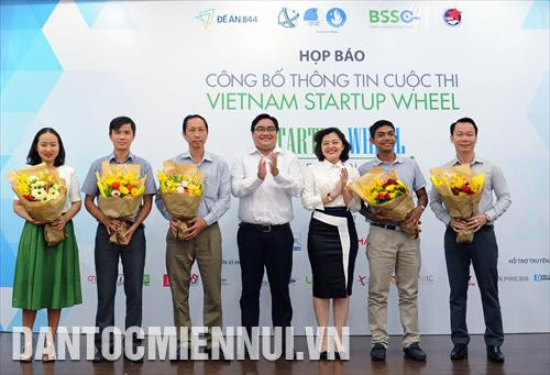 Ban tổ chức tặng hoa cho các đơn vị đồng hành cùng cuộc thi VIETNAM STARTUP WHEEL 2018. Ảnh: An Hiếu Ban tổ chức tặng hoa cho các đơn vị đồng hành cùng cuộc thi VIETNAM STARTUP WHEEL 2018. Ảnh: An Hiếu