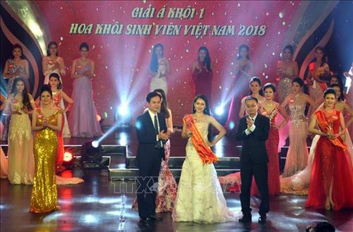 Ban Tổ chức trao giải Á khôi 1 cho nữ sinh Lò Thị Huyền Trang, sinh viên Học viện Thanh thiếu niên Việt Nam. Ảnh: Đinh Văn Nhiều-TTXVN Ban Tổ chức trao giải Á khôi 1 cho nữ sinh Lò Thị Huyền Trang, sinh viên Học viện Thanh thiếu niên Việt Nam. Ảnh: Đinh Văn Nhiều-TTXVN