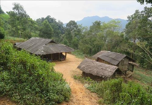 Hai hộ dân trong bản Mường Tỉnh A nằm trọn dưới cung trượt, sạt lở đất. Ảnh: Xuân Tiến – TTXVN Hai hộ dân trong bản Mường Tỉnh A nằm trọn dưới cung trượt, sạt lở đất. Ảnh: Xuân Tiến – TTXVN