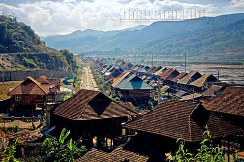 Thung lũng mây trên đỉnh đèo Pha Đin. Khung cảnh thanh bình trên cánh đồng Mường Thanh. Ảnh: V.T.C Bản của người Khơ Mú (xã Keo Lôm, huyện Điện Biên Đông). Ảnh: V.T.C Một góc thị xã Mường Lay. Ảnh: V.T.C Thung lũng Nậm Cổ Hú (xã Thanh Nưa, huyện Điện Biên). Ảnh: V.T.C Mùa hoa ban nở. Ảnh: V.T.C Đây là loại hoa đặc trưng ở vùng Tây Bắc. Ảnh: V.T.C Hoa ban tràn ngập khắp bản làng Điện Biên. Ảnh: V.T.C Vẻ đẹp tinh khiết, mong manh của hoa ban làm say đắm lòng người. Ảnh: V.T.C Hoa ban ngợp trên phố. Ảnh: V.T.C Loài hoa trắng này gắn với câu chuyện về một tình yêu bất tử nơi núi rừng. Ảnh: V.T.C Thung lũng mây trên đỉnh đèo Pha Đin. Khung cảnh thanh bình trên cánh đồng Mường Thanh. Ảnh: V.T.C Bản của người Khơ Mú (xã Keo Lôm, huyện Điện Biên Đông). Ảnh: V.T.C Một góc thị xã Mường Lay. Ảnh: V.T.C Thung lũng Nậm Cổ Hú (xã Thanh Nưa, huyện Điện Biên). Ảnh: V.T.C Mùa hoa ban nở. Ảnh: V.T.C Đây là loại hoa đặc trưng ở vùng Tây Bắc. Ảnh: V.T.C Hoa ban tràn ngập khắp bản làng Điện Biên. Ảnh: V.T.C Vẻ đẹp tinh khiết, mong manh của hoa ban làm say đắm lòng người. Ảnh: V.T.C Hoa ban ngợp trên phố. Ảnh: V.T.C Loài hoa trắng này gắn với câu chuyện về một tình yêu bất tử nơi núi rừng. Ảnh: V.T.C