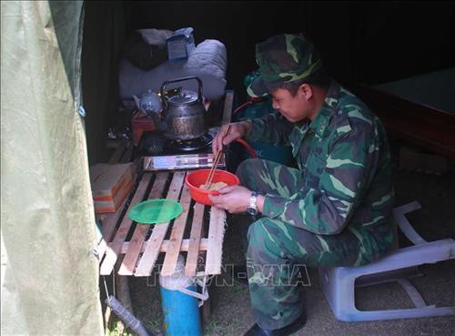 Một bữa ăn vội vàng của cán bộ, chiến sĩ Đồn Biên phòng Tổng Cọt ở chốt chặn xóm Kéo Sỹ, xã Tổng Cọt, huyện Hà Quảng, tỉnh Cao Bằng. Ảnh: Chu Hiệu - TTXVN.