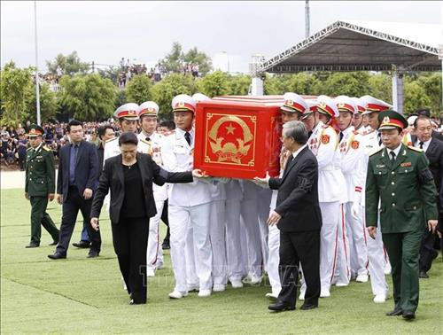 Linh cữu Chủ tịch nước Trần Đại Quang được quàn tại nhà tổ chức an táng để họ hàng, chính quyền, nhân dân địa phương viếng, tiễn biệt Chủ tịch nước lần cuối trước khi an táng. Ảnh: TTXVN Các tăng ni tại quê nhà cầu siêu, tưởng nhớ Chủ tịch nước Trần Đại Quang. Ảnh: TTXVN Đội nghi lễ đưa linh cữu của Chủ tịch nước Trần Đại Quang tới khu huyệt mộ để chuẩn bị cho nghi thức đầu tiên của lễ an táng. Ảnh: TTXVN Quyền Chủ tịch nước Đặng Thị Ngọc Thịnh, Phó Thủ tướng thường trực Trương Hòa Bình cùng đội nghi lễ đưa linh cữu Chủ tịch nước Trần Đại Quang từ xe tang tới nơi an táng. Ảnh: TTXVN Chủ tịch Quốc hội Nguyễn Thị Kim Ngân, Thường trực Ban Bí thư Trần Quốc Vượng cùng đội nghi lễ đưa linh cữu của Chủ tịch nước Trần Đại Quang tới khu huyệt mộ để chuẩn bị cho nghi thức đầu tiên của lễ an táng. Ảnh: Quang Quyết – TTXVN Các chiến sĩ trong đội nghi lễ thực hiện nghi thức hạ huyệt linh cữu Chủ tịch nước Trần Đại Quang. Ảnh: TTXVN Lãnh đạo, nguyên lãnh đạo Đảng, Nhà nước, Mặt trận Tổ quốc Việt Nam và gia đình Chủ tịch nước Trần Đại Quang thả những nắm đất đầu tiên xuống huyệt mộ Chủ tịch nước. Ảnh: Nhan Sáng – TTXVN Chủ tịch Quốc hội Nguyễn Thị Kim Ngân dẫn đầu đoàn lãnh đạo, nguyên lãnh đạo Đảng, Nhà nước, Mặt trận Tổ quốc Việt Nam cùng gia quyến đi quanh huyệt mộ, tiễn biệt Chủ tịch nước Trần Đại Quang lần cuối. Ảnh: Nhan Sáng – TTXVN Lãnh đạo, nguyên lãnh đạo Đảng, Nhà nước, Mặt trận Tổ quốc Việt Nam và gia đình Chủ tịch nước Trần Đại Quang thả những nắm đất đầu tiên xuống huyệt mộ Chủ tịch nước. Ảnh: Nhan Sáng – TTXVN Quang cảnh nơi tổ chức an táng Chủ tịch nước Trần Đại Quang tại xã Quang Thiện, huyện Kim Sơn, tỉnh Ninh Bình. Ảnh: TTXVN Đồng chí Trương Hòa Bình, Ủy viên Bộ Chính trị, Phó Thủ tướng thường trực Chính phủ, Trưởng Ban Tổ chức Lễ tang phát biểu cảm ơn và tuyên bố kết thúc Lễ Quốc tang Chủ tịch nước Trần Đại Quang. Ảnh: Nhan Sáng – TTXVN Mộ Chủ tịch nước Trần Đại Quang tại quê hương - xã Quang Thiện, huyện Kim Sơn, tỉnh Ninh Bình. Ảnh: Nhan Sáng – TTXVN Linh cữu Chủ tịch nước Trần Đại Quang được quàn tại nhà tổ chức an táng để họ hàng, chính quyền, nhân dân địa phương viếng, tiễn biệt Chủ tịch nước lần cuối trước khi an táng. Ảnh: TTXVN Các tăng ni tại quê nhà cầu siêu, tưởng nhớ Chủ tịch nước Trần Đại Quang. Ảnh: TTXVN Đội nghi lễ đưa linh cữu của Chủ tịch nước Trần Đại Quang tới khu huyệt mộ để chuẩn bị cho nghi thức đầu tiên của lễ an táng. Ảnh: TTXVN Quyền Chủ tịch nước Đặng Thị Ngọc Thịnh, Phó Thủ tướng thường trực Trương Hòa Bình cùng đội nghi lễ đưa linh cữu Chủ tịch nước Trần Đại Quang từ xe tang tới nơi an táng. Ảnh: TTXVN Chủ tịch Quốc hội Nguyễn Thị Kim Ngân, Thường trực Ban Bí thư Trần Quốc Vượng cùng đội nghi lễ đưa linh cữu của Chủ tịch nước Trần Đại Quang tới khu huyệt mộ để chuẩn bị cho nghi thức đầu tiên của lễ an táng. Ảnh: Quang Quyết – TTXVN Các chiến sĩ trong đội nghi lễ thực hiện nghi thức hạ huyệt linh cữu Chủ tịch nước Trần Đại Quang. Ảnh: TTXVN Lãnh đạo, nguyên lãnh đạo Đảng, Nhà nước, Mặt trận Tổ quốc Việt Nam và gia đình Chủ tịch nước Trần Đại Quang thả những nắm đất đầu tiên xuống huyệt mộ Chủ tịch nước. Ảnh: Nhan Sáng – TTXVN Chủ tịch Quốc hội Nguyễn Thị Kim Ngân dẫn đầu đoàn lãnh đạo, nguyên lãnh đạo Đảng, Nhà nước, Mặt trận Tổ quốc Việt Nam cùng gia quyến đi quanh huyệt mộ, tiễn biệt Chủ tịch nước Trần Đại Quang lần cuối. Ảnh: Nhan Sáng – TTXVN Lãnh đạo, nguyên lãnh đạo Đảng, Nhà nước, Mặt trận Tổ quốc Việt Nam và gia đình Chủ tịch nước Trần Đại Quang thả những nắm đất đầu tiên xuống huyệt mộ Chủ tịch nước. Ảnh: Nhan Sáng – TTXVN Quang cảnh nơi tổ chức an táng Chủ tịch nước Trần Đại Quang tại xã Quang Thiện, huyện Kim Sơn, tỉnh Ninh Bình. Ảnh: TTXVN Đồng chí Trương Hòa Bình, Ủy viên Bộ Chính trị, Phó Thủ tướng thường trực Chính phủ, Trưởng Ban Tổ chức Lễ tang phát biểu cảm ơn và tuyên bố kết thúc Lễ Quốc tang Chủ tịch nước Trần Đại Quang. Ảnh: Nhan Sáng – TTXVN Mộ Chủ tịch nước Trần Đại Quang tại quê hương - xã Quang Thiện, huyện Kim Sơn, tỉnh Ninh Bình. Ảnh: Nhan Sáng – TTXVN