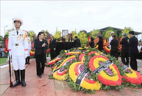 Linh cữu Chủ tịch nước Trần Đại Quang được quàn tại nhà tổ chức an táng để họ hàng, chính quyền, nhân dân địa phương viếng, tiễn biệt Chủ tịch nước lần cuối trước khi an táng. Ảnh: TTXVN Các tăng ni tại quê nhà cầu siêu, tưởng nhớ Chủ tịch nước Trần Đại Quang. Ảnh: TTXVN Đội nghi lễ đưa linh cữu của Chủ tịch nước Trần Đại Quang tới khu huyệt mộ để chuẩn bị cho nghi thức đầu tiên của lễ an táng. Ảnh: TTXVN Quyền Chủ tịch nước Đặng Thị Ngọc Thịnh, Phó Thủ tướng thường trực Trương Hòa Bình cùng đội nghi lễ đưa linh cữu Chủ tịch nước Trần Đại Quang từ xe tang tới nơi an táng. Ảnh: TTXVN Chủ tịch Quốc hội Nguyễn Thị Kim Ngân, Thường trực Ban Bí thư Trần Quốc Vượng cùng đội nghi lễ đưa linh cữu của Chủ tịch nước Trần Đại Quang tới khu huyệt mộ để chuẩn bị cho nghi thức đầu tiên của lễ an táng. Ảnh: Quang Quyết – TTXVN Các chiến sĩ trong đội nghi lễ thực hiện nghi thức hạ huyệt linh cữu Chủ tịch nước Trần Đại Quang. Ảnh: TTXVN Lãnh đạo, nguyên lãnh đạo Đảng, Nhà nước, Mặt trận Tổ quốc Việt Nam và gia đình Chủ tịch nước Trần Đại Quang thả những nắm đất đầu tiên xuống huyệt mộ Chủ tịch nước. Ảnh: Nhan Sáng – TTXVN Chủ tịch Quốc hội Nguyễn Thị Kim Ngân dẫn đầu đoàn lãnh đạo, nguyên lãnh đạo Đảng, Nhà nước, Mặt trận Tổ quốc Việt Nam cùng gia quyến đi quanh huyệt mộ, tiễn biệt Chủ tịch nước Trần Đại Quang lần cuối. Ảnh: Nhan Sáng – TTXVN Lãnh đạo, nguyên lãnh đạo Đảng, Nhà nước, Mặt trận Tổ quốc Việt Nam và gia đình Chủ tịch nước Trần Đại Quang thả những nắm đất đầu tiên xuống huyệt mộ Chủ tịch nước. Ảnh: Nhan Sáng – TTXVN Quang cảnh nơi tổ chức an táng Chủ tịch nước Trần Đại Quang tại xã Quang Thiện, huyện Kim Sơn, tỉnh Ninh Bình. Ảnh: TTXVN Đồng chí Trương Hòa Bình, Ủy viên Bộ Chính trị, Phó Thủ tướng thường trực Chính phủ, Trưởng Ban Tổ chức Lễ tang phát biểu cảm ơn và tuyên bố kết thúc Lễ Quốc tang Chủ tịch nước Trần Đại Quang. Ảnh: Nhan Sáng – TTXVN Mộ Chủ tịch nước Trần Đại Quang tại quê hương - xã Quang Thiện, huyện Kim Sơn, tỉnh Ninh Bình. Ảnh: Nhan Sáng – TTXVN Linh cữu Chủ tịch nước Trần Đại Quang được quàn tại nhà tổ chức an táng để họ hàng, chính quyền, nhân dân địa phương viếng, tiễn biệt Chủ tịch nước lần cuối trước khi an táng. Ảnh: TTXVN Các tăng ni tại quê nhà cầu siêu, tưởng nhớ Chủ tịch nước Trần Đại Quang. Ảnh: TTXVN Đội nghi lễ đưa linh cữu của Chủ tịch nước Trần Đại Quang tới khu huyệt mộ để chuẩn bị cho nghi thức đầu tiên của lễ an táng. Ảnh: TTXVN Quyền Chủ tịch nước Đặng Thị Ngọc Thịnh, Phó Thủ tướng thường trực Trương Hòa Bình cùng đội nghi lễ đưa linh cữu Chủ tịch nước Trần Đại Quang từ xe tang tới nơi an táng. Ảnh: TTXVN Chủ tịch Quốc hội Nguyễn Thị Kim Ngân, Thường trực Ban Bí thư Trần Quốc Vượng cùng đội nghi lễ đưa linh cữu của Chủ tịch nước Trần Đại Quang tới khu huyệt mộ để chuẩn bị cho nghi thức đầu tiên của lễ an táng. Ảnh: Quang Quyết – TTXVN Các chiến sĩ trong đội nghi lễ thực hiện nghi thức hạ huyệt linh cữu Chủ tịch nước Trần Đại Quang. Ảnh: TTXVN Lãnh đạo, nguyên lãnh đạo Đảng, Nhà nước, Mặt trận Tổ quốc Việt Nam và gia đình Chủ tịch nước Trần Đại Quang thả những nắm đất đầu tiên xuống huyệt mộ Chủ tịch nước. Ảnh: Nhan Sáng – TTXVN Chủ tịch Quốc hội Nguyễn Thị Kim Ngân dẫn đầu đoàn lãnh đạo, nguyên lãnh đạo Đảng, Nhà nước, Mặt trận Tổ quốc Việt Nam cùng gia quyến đi quanh huyệt mộ, tiễn biệt Chủ tịch nước Trần Đại Quang lần cuối. Ảnh: Nhan Sáng – TTXVN Lãnh đạo, nguyên lãnh đạo Đảng, Nhà nước, Mặt trận Tổ quốc Việt Nam và gia đình Chủ tịch nước Trần Đại Quang thả những nắm đất đầu tiên xuống huyệt mộ Chủ tịch nước. Ảnh: Nhan Sáng – TTXVN Quang cảnh nơi tổ chức an táng Chủ tịch nước Trần Đại Quang tại xã Quang Thiện, huyện Kim Sơn, tỉnh Ninh Bình. Ảnh: TTXVN Đồng chí Trương Hòa Bình, Ủy viên Bộ Chính trị, Phó Thủ tướng thường trực Chính phủ, Trưởng Ban Tổ chức Lễ tang phát biểu cảm ơn và tuyên bố kết thúc Lễ Quốc tang Chủ tịch nước Trần Đại Quang. Ảnh: Nhan Sáng – TTXVN Mộ Chủ tịch nước Trần Đại Quang tại quê hương - xã Quang Thiện, huyện Kim Sơn, tỉnh Ninh Bình. Ảnh: Nhan Sáng – TTXVN