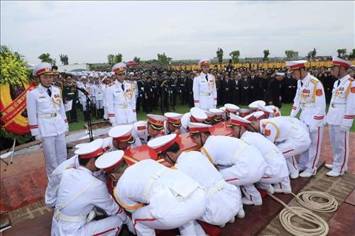 Linh cữu Chủ tịch nước Trần Đại Quang được quàn tại nhà tổ chức an táng để họ hàng, chính quyền, nhân dân địa phương viếng, tiễn biệt Chủ tịch nước lần cuối trước khi an táng. Ảnh: TTXVN Các tăng ni tại quê nhà cầu siêu, tưởng nhớ Chủ tịch nước Trần Đại Quang. Ảnh: TTXVN Đội nghi lễ đưa linh cữu của Chủ tịch nước Trần Đại Quang tới khu huyệt mộ để chuẩn bị cho nghi thức đầu tiên của lễ an táng. Ảnh: TTXVN Quyền Chủ tịch nước Đặng Thị Ngọc Thịnh, Phó Thủ tướng thường trực Trương Hòa Bình cùng đội nghi lễ đưa linh cữu Chủ tịch nước Trần Đại Quang từ xe tang tới nơi an táng. Ảnh: TTXVN Chủ tịch Quốc hội Nguyễn Thị Kim Ngân, Thường trực Ban Bí thư Trần Quốc Vượng cùng đội nghi lễ đưa linh cữu của Chủ tịch nước Trần Đại Quang tới khu huyệt mộ để chuẩn bị cho nghi thức đầu tiên của lễ an táng. Ảnh: Quang Quyết – TTXVN Các chiến sĩ trong đội nghi lễ thực hiện nghi thức hạ huyệt linh cữu Chủ tịch nước Trần Đại Quang. Ảnh: TTXVN Lãnh đạo, nguyên lãnh đạo Đảng, Nhà nước, Mặt trận Tổ quốc Việt Nam và gia đình Chủ tịch nước Trần Đại Quang thả những nắm đất đầu tiên xuống huyệt mộ Chủ tịch nước. Ảnh: Nhan Sáng – TTXVN Chủ tịch Quốc hội Nguyễn Thị Kim Ngân dẫn đầu đoàn lãnh đạo, nguyên lãnh đạo Đảng, Nhà nước, Mặt trận Tổ quốc Việt Nam cùng gia quyến đi quanh huyệt mộ, tiễn biệt Chủ tịch nước Trần Đại Quang lần cuối. Ảnh: Nhan Sáng – TTXVN Lãnh đạo, nguyên lãnh đạo Đảng, Nhà nước, Mặt trận Tổ quốc Việt Nam và gia đình Chủ tịch nước Trần Đại Quang thả những nắm đất đầu tiên xuống huyệt mộ Chủ tịch nước. Ảnh: Nhan Sáng – TTXVN Quang cảnh nơi tổ chức an táng Chủ tịch nước Trần Đại Quang tại xã Quang Thiện, huyện Kim Sơn, tỉnh Ninh Bình. Ảnh: TTXVN Đồng chí Trương Hòa Bình, Ủy viên Bộ Chính trị, Phó Thủ tướng thường trực Chính phủ, Trưởng Ban Tổ chức Lễ tang phát biểu cảm ơn và tuyên bố kết thúc Lễ Quốc tang Chủ tịch nước Trần Đại Quang. Ảnh: Nhan Sáng – TTXVN Mộ Chủ tịch nước Trần Đại Quang tại quê hương - xã Quang Thiện, huyện Kim Sơn, tỉnh Ninh Bình. Ảnh: Nhan Sáng – TTXVN Linh cữu Chủ tịch nước Trần Đại Quang được quàn tại nhà tổ chức an táng để họ hàng, chính quyền, nhân dân địa phương viếng, tiễn biệt Chủ tịch nước lần cuối trước khi an táng. Ảnh: TTXVN Các tăng ni tại quê nhà cầu siêu, tưởng nhớ Chủ tịch nước Trần Đại Quang. Ảnh: TTXVN Đội nghi lễ đưa linh cữu của Chủ tịch nước Trần Đại Quang tới khu huyệt mộ để chuẩn bị cho nghi thức đầu tiên của lễ an táng. Ảnh: TTXVN Quyền Chủ tịch nước Đặng Thị Ngọc Thịnh, Phó Thủ tướng thường trực Trương Hòa Bình cùng đội nghi lễ đưa linh cữu Chủ tịch nước Trần Đại Quang từ xe tang tới nơi an táng. Ảnh: TTXVN Chủ tịch Quốc hội Nguyễn Thị Kim Ngân, Thường trực Ban Bí thư Trần Quốc Vượng cùng đội nghi lễ đưa linh cữu của Chủ tịch nước Trần Đại Quang tới khu huyệt mộ để chuẩn bị cho nghi thức đầu tiên của lễ an táng. Ảnh: Quang Quyết – TTXVN Các chiến sĩ trong đội nghi lễ thực hiện nghi thức hạ huyệt linh cữu Chủ tịch nước Trần Đại Quang. Ảnh: TTXVN Lãnh đạo, nguyên lãnh đạo Đảng, Nhà nước, Mặt trận Tổ quốc Việt Nam và gia đình Chủ tịch nước Trần Đại Quang thả những nắm đất đầu tiên xuống huyệt mộ Chủ tịch nước. Ảnh: Nhan Sáng – TTXVN Chủ tịch Quốc hội Nguyễn Thị Kim Ngân dẫn đầu đoàn lãnh đạo, nguyên lãnh đạo Đảng, Nhà nước, Mặt trận Tổ quốc Việt Nam cùng gia quyến đi quanh huyệt mộ, tiễn biệt Chủ tịch nước Trần Đại Quang lần cuối. Ảnh: Nhan Sáng – TTXVN Lãnh đạo, nguyên lãnh đạo Đảng, Nhà nước, Mặt trận Tổ quốc Việt Nam và gia đình Chủ tịch nước Trần Đại Quang thả những nắm đất đầu tiên xuống huyệt mộ Chủ tịch nước. Ảnh: Nhan Sáng – TTXVN Quang cảnh nơi tổ chức an táng Chủ tịch nước Trần Đại Quang tại xã Quang Thiện, huyện Kim Sơn, tỉnh Ninh Bình. Ảnh: TTXVN Đồng chí Trương Hòa Bình, Ủy viên Bộ Chính trị, Phó Thủ tướng thường trực Chính phủ, Trưởng Ban Tổ chức Lễ tang phát biểu cảm ơn và tuyên bố kết thúc Lễ Quốc tang Chủ tịch nước Trần Đại Quang. Ảnh: Nhan Sáng – TTXVN Mộ Chủ tịch nước Trần Đại Quang tại quê hương - xã Quang Thiện, huyện Kim Sơn, tỉnh Ninh Bình. Ảnh: Nhan Sáng – TTXVN