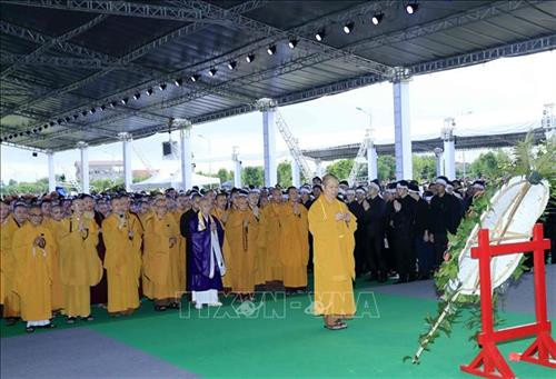 Linh cữu Chủ tịch nước Trần Đại Quang được quàn tại nhà tổ chức an táng để họ hàng, chính quyền, nhân dân địa phương viếng, tiễn biệt Chủ tịch nước lần cuối trước khi an táng. Ảnh: TTXVN Các tăng ni tại quê nhà cầu siêu, tưởng nhớ Chủ tịch nước Trần Đại Quang. Ảnh: TTXVN Đội nghi lễ đưa linh cữu của Chủ tịch nước Trần Đại Quang tới khu huyệt mộ để chuẩn bị cho nghi thức đầu tiên của lễ an táng. Ảnh: TTXVN Quyền Chủ tịch nước Đặng Thị Ngọc Thịnh, Phó Thủ tướng thường trực Trương Hòa Bình cùng đội nghi lễ đưa linh cữu Chủ tịch nước Trần Đại Quang từ xe tang tới nơi an táng. Ảnh: TTXVN Chủ tịch Quốc hội Nguyễn Thị Kim Ngân, Thường trực Ban Bí thư Trần Quốc Vượng cùng đội nghi lễ đưa linh cữu của Chủ tịch nước Trần Đại Quang tới khu huyệt mộ để chuẩn bị cho nghi thức đầu tiên của lễ an táng. Ảnh: Quang Quyết – TTXVN Các chiến sĩ trong đội nghi lễ thực hiện nghi thức hạ huyệt linh cữu Chủ tịch nước Trần Đại Quang. Ảnh: TTXVN Lãnh đạo, nguyên lãnh đạo Đảng, Nhà nước, Mặt trận Tổ quốc Việt Nam và gia đình Chủ tịch nước Trần Đại Quang thả những nắm đất đầu tiên xuống huyệt mộ Chủ tịch nước. Ảnh: Nhan Sáng – TTXVN Chủ tịch Quốc hội Nguyễn Thị Kim Ngân dẫn đầu đoàn lãnh đạo, nguyên lãnh đạo Đảng, Nhà nước, Mặt trận Tổ quốc Việt Nam cùng gia quyến đi quanh huyệt mộ, tiễn biệt Chủ tịch nước Trần Đại Quang lần cuối. Ảnh: Nhan Sáng – TTXVN Lãnh đạo, nguyên lãnh đạo Đảng, Nhà nước, Mặt trận Tổ quốc Việt Nam và gia đình Chủ tịch nước Trần Đại Quang thả những nắm đất đầu tiên xuống huyệt mộ Chủ tịch nước. Ảnh: Nhan Sáng – TTXVN Quang cảnh nơi tổ chức an táng Chủ tịch nước Trần Đại Quang tại xã Quang Thiện, huyện Kim Sơn, tỉnh Ninh Bình. Ảnh: TTXVN Đồng chí Trương Hòa Bình, Ủy viên Bộ Chính trị, Phó Thủ tướng thường trực Chính phủ, Trưởng Ban Tổ chức Lễ tang phát biểu cảm ơn và tuyên bố kết thúc Lễ Quốc tang Chủ tịch nước Trần Đại Quang. Ảnh: Nhan Sáng – TTXVN Mộ Chủ tịch nước Trần Đại Quang tại quê hương - xã Quang Thiện, huyện Kim Sơn, tỉnh Ninh Bình. Ảnh: Nhan Sáng – TTXVN Linh cữu Chủ tịch nước Trần Đại Quang được quàn tại nhà tổ chức an táng để họ hàng, chính quyền, nhân dân địa phương viếng, tiễn biệt Chủ tịch nước lần cuối trước khi an táng. Ảnh: TTXVN Các tăng ni tại quê nhà cầu siêu, tưởng nhớ Chủ tịch nước Trần Đại Quang. Ảnh: TTXVN Đội nghi lễ đưa linh cữu của Chủ tịch nước Trần Đại Quang tới khu huyệt mộ để chuẩn bị cho nghi thức đầu tiên của lễ an táng. Ảnh: TTXVN Quyền Chủ tịch nước Đặng Thị Ngọc Thịnh, Phó Thủ tướng thường trực Trương Hòa Bình cùng đội nghi lễ đưa linh cữu Chủ tịch nước Trần Đại Quang từ xe tang tới nơi an táng. Ảnh: TTXVN Chủ tịch Quốc hội Nguyễn Thị Kim Ngân, Thường trực Ban Bí thư Trần Quốc Vượng cùng đội nghi lễ đưa linh cữu của Chủ tịch nước Trần Đại Quang tới khu huyệt mộ để chuẩn bị cho nghi thức đầu tiên của lễ an táng. Ảnh: Quang Quyết – TTXVN Các chiến sĩ trong đội nghi lễ thực hiện nghi thức hạ huyệt linh cữu Chủ tịch nước Trần Đại Quang. Ảnh: TTXVN Lãnh đạo, nguyên lãnh đạo Đảng, Nhà nước, Mặt trận Tổ quốc Việt Nam và gia đình Chủ tịch nước Trần Đại Quang thả những nắm đất đầu tiên xuống huyệt mộ Chủ tịch nước. Ảnh: Nhan Sáng – TTXVN Chủ tịch Quốc hội Nguyễn Thị Kim Ngân dẫn đầu đoàn lãnh đạo, nguyên lãnh đạo Đảng, Nhà nước, Mặt trận Tổ quốc Việt Nam cùng gia quyến đi quanh huyệt mộ, tiễn biệt Chủ tịch nước Trần Đại Quang lần cuối. Ảnh: Nhan Sáng – TTXVN Lãnh đạo, nguyên lãnh đạo Đảng, Nhà nước, Mặt trận Tổ quốc Việt Nam và gia đình Chủ tịch nước Trần Đại Quang thả những nắm đất đầu tiên xuống huyệt mộ Chủ tịch nước. Ảnh: Nhan Sáng – TTXVN Quang cảnh nơi tổ chức an táng Chủ tịch nước Trần Đại Quang tại xã Quang Thiện, huyện Kim Sơn, tỉnh Ninh Bình. Ảnh: TTXVN Đồng chí Trương Hòa Bình, Ủy viên Bộ Chính trị, Phó Thủ tướng thường trực Chính phủ, Trưởng Ban Tổ chức Lễ tang phát biểu cảm ơn và tuyên bố kết thúc Lễ Quốc tang Chủ tịch nước Trần Đại Quang. Ảnh: Nhan Sáng – TTXVN Mộ Chủ tịch nước Trần Đại Quang tại quê hương - xã Quang Thiện, huyện Kim Sơn, tỉnh Ninh Bình. Ảnh: Nhan Sáng – TTXVN