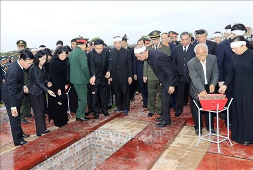 Linh cữu Chủ tịch nước Trần Đại Quang được quàn tại nhà tổ chức an táng để họ hàng, chính quyền, nhân dân địa phương viếng, tiễn biệt Chủ tịch nước lần cuối trước khi an táng. Ảnh: TTXVN Các tăng ni tại quê nhà cầu siêu, tưởng nhớ Chủ tịch nước Trần Đại Quang. Ảnh: TTXVN Đội nghi lễ đưa linh cữu của Chủ tịch nước Trần Đại Quang tới khu huyệt mộ để chuẩn bị cho nghi thức đầu tiên của lễ an táng. Ảnh: TTXVN Quyền Chủ tịch nước Đặng Thị Ngọc Thịnh, Phó Thủ tướng thường trực Trương Hòa Bình cùng đội nghi lễ đưa linh cữu Chủ tịch nước Trần Đại Quang từ xe tang tới nơi an táng. Ảnh: TTXVN Chủ tịch Quốc hội Nguyễn Thị Kim Ngân, Thường trực Ban Bí thư Trần Quốc Vượng cùng đội nghi lễ đưa linh cữu của Chủ tịch nước Trần Đại Quang tới khu huyệt mộ để chuẩn bị cho nghi thức đầu tiên của lễ an táng. Ảnh: Quang Quyết – TTXVN Các chiến sĩ trong đội nghi lễ thực hiện nghi thức hạ huyệt linh cữu Chủ tịch nước Trần Đại Quang. Ảnh: TTXVN Lãnh đạo, nguyên lãnh đạo Đảng, Nhà nước, Mặt trận Tổ quốc Việt Nam và gia đình Chủ tịch nước Trần Đại Quang thả những nắm đất đầu tiên xuống huyệt mộ Chủ tịch nước. Ảnh: Nhan Sáng – TTXVN Chủ tịch Quốc hội Nguyễn Thị Kim Ngân dẫn đầu đoàn lãnh đạo, nguyên lãnh đạo Đảng, Nhà nước, Mặt trận Tổ quốc Việt Nam cùng gia quyến đi quanh huyệt mộ, tiễn biệt Chủ tịch nước Trần Đại Quang lần cuối. Ảnh: Nhan Sáng – TTXVN Lãnh đạo, nguyên lãnh đạo Đảng, Nhà nước, Mặt trận Tổ quốc Việt Nam và gia đình Chủ tịch nước Trần Đại Quang thả những nắm đất đầu tiên xuống huyệt mộ Chủ tịch nước. Ảnh: Nhan Sáng – TTXVN Quang cảnh nơi tổ chức an táng Chủ tịch nước Trần Đại Quang tại xã Quang Thiện, huyện Kim Sơn, tỉnh Ninh Bình. Ảnh: TTXVN Đồng chí Trương Hòa Bình, Ủy viên Bộ Chính trị, Phó Thủ tướng thường trực Chính phủ, Trưởng Ban Tổ chức Lễ tang phát biểu cảm ơn và tuyên bố kết thúc Lễ Quốc tang Chủ tịch nước Trần Đại Quang. Ảnh: Nhan Sáng – TTXVN Mộ Chủ tịch nước Trần Đại Quang tại quê hương - xã Quang Thiện, huyện Kim Sơn, tỉnh Ninh Bình. Ảnh: Nhan Sáng – TTXVN Linh cữu Chủ tịch nước Trần Đại Quang được quàn tại nhà tổ chức an táng để họ hàng, chính quyền, nhân dân địa phương viếng, tiễn biệt Chủ tịch nước lần cuối trước khi an táng. Ảnh: TTXVN Các tăng ni tại quê nhà cầu siêu, tưởng nhớ Chủ tịch nước Trần Đại Quang. Ảnh: TTXVN Đội nghi lễ đưa linh cữu của Chủ tịch nước Trần Đại Quang tới khu huyệt mộ để chuẩn bị cho nghi thức đầu tiên của lễ an táng. Ảnh: TTXVN Quyền Chủ tịch nước Đặng Thị Ngọc Thịnh, Phó Thủ tướng thường trực Trương Hòa Bình cùng đội nghi lễ đưa linh cữu Chủ tịch nước Trần Đại Quang từ xe tang tới nơi an táng. Ảnh: TTXVN Chủ tịch Quốc hội Nguyễn Thị Kim Ngân, Thường trực Ban Bí thư Trần Quốc Vượng cùng đội nghi lễ đưa linh cữu của Chủ tịch nước Trần Đại Quang tới khu huyệt mộ để chuẩn bị cho nghi thức đầu tiên của lễ an táng. Ảnh: Quang Quyết – TTXVN Các chiến sĩ trong đội nghi lễ thực hiện nghi thức hạ huyệt linh cữu Chủ tịch nước Trần Đại Quang. Ảnh: TTXVN Lãnh đạo, nguyên lãnh đạo Đảng, Nhà nước, Mặt trận Tổ quốc Việt Nam và gia đình Chủ tịch nước Trần Đại Quang thả những nắm đất đầu tiên xuống huyệt mộ Chủ tịch nước. Ảnh: Nhan Sáng – TTXVN Chủ tịch Quốc hội Nguyễn Thị Kim Ngân dẫn đầu đoàn lãnh đạo, nguyên lãnh đạo Đảng, Nhà nước, Mặt trận Tổ quốc Việt Nam cùng gia quyến đi quanh huyệt mộ, tiễn biệt Chủ tịch nước Trần Đại Quang lần cuối. Ảnh: Nhan Sáng – TTXVN Lãnh đạo, nguyên lãnh đạo Đảng, Nhà nước, Mặt trận Tổ quốc Việt Nam và gia đình Chủ tịch nước Trần Đại Quang thả những nắm đất đầu tiên xuống huyệt mộ Chủ tịch nước. Ảnh: Nhan Sáng – TTXVN Quang cảnh nơi tổ chức an táng Chủ tịch nước Trần Đại Quang tại xã Quang Thiện, huyện Kim Sơn, tỉnh Ninh Bình. Ảnh: TTXVN Đồng chí Trương Hòa Bình, Ủy viên Bộ Chính trị, Phó Thủ tướng thường trực Chính phủ, Trưởng Ban Tổ chức Lễ tang phát biểu cảm ơn và tuyên bố kết thúc Lễ Quốc tang Chủ tịch nước Trần Đại Quang. Ảnh: Nhan Sáng – TTXVN Mộ Chủ tịch nước Trần Đại Quang tại quê hương - xã Quang Thiện, huyện Kim Sơn, tỉnh Ninh Bình. Ảnh: Nhan Sáng – TTXVN