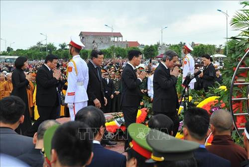 Linh cữu Chủ tịch nước Trần Đại Quang được quàn tại nhà tổ chức an táng để họ hàng, chính quyền, nhân dân địa phương viếng, tiễn biệt Chủ tịch nước lần cuối trước khi an táng. Ảnh: TTXVN Các tăng ni tại quê nhà cầu siêu, tưởng nhớ Chủ tịch nước Trần Đại Quang. Ảnh: TTXVN Đội nghi lễ đưa linh cữu của Chủ tịch nước Trần Đại Quang tới khu huyệt mộ để chuẩn bị cho nghi thức đầu tiên của lễ an táng. Ảnh: TTXVN Quyền Chủ tịch nước Đặng Thị Ngọc Thịnh, Phó Thủ tướng thường trực Trương Hòa Bình cùng đội nghi lễ đưa linh cữu Chủ tịch nước Trần Đại Quang từ xe tang tới nơi an táng. Ảnh: TTXVN Chủ tịch Quốc hội Nguyễn Thị Kim Ngân, Thường trực Ban Bí thư Trần Quốc Vượng cùng đội nghi lễ đưa linh cữu của Chủ tịch nước Trần Đại Quang tới khu huyệt mộ để chuẩn bị cho nghi thức đầu tiên của lễ an táng. Ảnh: Quang Quyết – TTXVN Các chiến sĩ trong đội nghi lễ thực hiện nghi thức hạ huyệt linh cữu Chủ tịch nước Trần Đại Quang. Ảnh: TTXVN Lãnh đạo, nguyên lãnh đạo Đảng, Nhà nước, Mặt trận Tổ quốc Việt Nam và gia đình Chủ tịch nước Trần Đại Quang thả những nắm đất đầu tiên xuống huyệt mộ Chủ tịch nước. Ảnh: Nhan Sáng – TTXVN Chủ tịch Quốc hội Nguyễn Thị Kim Ngân dẫn đầu đoàn lãnh đạo, nguyên lãnh đạo Đảng, Nhà nước, Mặt trận Tổ quốc Việt Nam cùng gia quyến đi quanh huyệt mộ, tiễn biệt Chủ tịch nước Trần Đại Quang lần cuối. Ảnh: Nhan Sáng – TTXVN Lãnh đạo, nguyên lãnh đạo Đảng, Nhà nước, Mặt trận Tổ quốc Việt Nam và gia đình Chủ tịch nước Trần Đại Quang thả những nắm đất đầu tiên xuống huyệt mộ Chủ tịch nước. Ảnh: Nhan Sáng – TTXVN Quang cảnh nơi tổ chức an táng Chủ tịch nước Trần Đại Quang tại xã Quang Thiện, huyện Kim Sơn, tỉnh Ninh Bình. Ảnh: TTXVN Đồng chí Trương Hòa Bình, Ủy viên Bộ Chính trị, Phó Thủ tướng thường trực Chính phủ, Trưởng Ban Tổ chức Lễ tang phát biểu cảm ơn và tuyên bố kết thúc Lễ Quốc tang Chủ tịch nước Trần Đại Quang. Ảnh: Nhan Sáng – TTXVN Mộ Chủ tịch nước Trần Đại Quang tại quê hương - xã Quang Thiện, huyện Kim Sơn, tỉnh Ninh Bình. Ảnh: Nhan Sáng – TTXVN Linh cữu Chủ tịch nước Trần Đại Quang được quàn tại nhà tổ chức an táng để họ hàng, chính quyền, nhân dân địa phương viếng, tiễn biệt Chủ tịch nước lần cuối trước khi an táng. Ảnh: TTXVN Các tăng ni tại quê nhà cầu siêu, tưởng nhớ Chủ tịch nước Trần Đại Quang. Ảnh: TTXVN Đội nghi lễ đưa linh cữu của Chủ tịch nước Trần Đại Quang tới khu huyệt mộ để chuẩn bị cho nghi thức đầu tiên của lễ an táng. Ảnh: TTXVN Quyền Chủ tịch nước Đặng Thị Ngọc Thịnh, Phó Thủ tướng thường trực Trương Hòa Bình cùng đội nghi lễ đưa linh cữu Chủ tịch nước Trần Đại Quang từ xe tang tới nơi an táng. Ảnh: TTXVN Chủ tịch Quốc hội Nguyễn Thị Kim Ngân, Thường trực Ban Bí thư Trần Quốc Vượng cùng đội nghi lễ đưa linh cữu của Chủ tịch nước Trần Đại Quang tới khu huyệt mộ để chuẩn bị cho nghi thức đầu tiên của lễ an táng. Ảnh: Quang Quyết – TTXVN Các chiến sĩ trong đội nghi lễ thực hiện nghi thức hạ huyệt linh cữu Chủ tịch nước Trần Đại Quang. Ảnh: TTXVN Lãnh đạo, nguyên lãnh đạo Đảng, Nhà nước, Mặt trận Tổ quốc Việt Nam và gia đình Chủ tịch nước Trần Đại Quang thả những nắm đất đầu tiên xuống huyệt mộ Chủ tịch nước. Ảnh: Nhan Sáng – TTXVN Chủ tịch Quốc hội Nguyễn Thị Kim Ngân dẫn đầu đoàn lãnh đạo, nguyên lãnh đạo Đảng, Nhà nước, Mặt trận Tổ quốc Việt Nam cùng gia quyến đi quanh huyệt mộ, tiễn biệt Chủ tịch nước Trần Đại Quang lần cuối. Ảnh: Nhan Sáng – TTXVN Lãnh đạo, nguyên lãnh đạo Đảng, Nhà nước, Mặt trận Tổ quốc Việt Nam và gia đình Chủ tịch nước Trần Đại Quang thả những nắm đất đầu tiên xuống huyệt mộ Chủ tịch nước. Ảnh: Nhan Sáng – TTXVN Quang cảnh nơi tổ chức an táng Chủ tịch nước Trần Đại Quang tại xã Quang Thiện, huyện Kim Sơn, tỉnh Ninh Bình. Ảnh: TTXVN Đồng chí Trương Hòa Bình, Ủy viên Bộ Chính trị, Phó Thủ tướng thường trực Chính phủ, Trưởng Ban Tổ chức Lễ tang phát biểu cảm ơn và tuyên bố kết thúc Lễ Quốc tang Chủ tịch nước Trần Đại Quang. Ảnh: Nhan Sáng – TTXVN Mộ Chủ tịch nước Trần Đại Quang tại quê hương - xã Quang Thiện, huyện Kim Sơn, tỉnh Ninh Bình. Ảnh: Nhan Sáng – TTXVN