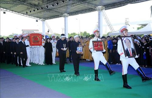 Linh cữu Chủ tịch nước Trần Đại Quang được quàn tại nhà tổ chức an táng để họ hàng, chính quyền, nhân dân địa phương viếng, tiễn biệt Chủ tịch nước lần cuối trước khi an táng. Ảnh: TTXVN Các tăng ni tại quê nhà cầu siêu, tưởng nhớ Chủ tịch nước Trần Đại Quang. Ảnh: TTXVN Đội nghi lễ đưa linh cữu của Chủ tịch nước Trần Đại Quang tới khu huyệt mộ để chuẩn bị cho nghi thức đầu tiên của lễ an táng. Ảnh: TTXVN Quyền Chủ tịch nước Đặng Thị Ngọc Thịnh, Phó Thủ tướng thường trực Trương Hòa Bình cùng đội nghi lễ đưa linh cữu Chủ tịch nước Trần Đại Quang từ xe tang tới nơi an táng. Ảnh: TTXVN Chủ tịch Quốc hội Nguyễn Thị Kim Ngân, Thường trực Ban Bí thư Trần Quốc Vượng cùng đội nghi lễ đưa linh cữu của Chủ tịch nước Trần Đại Quang tới khu huyệt mộ để chuẩn bị cho nghi thức đầu tiên của lễ an táng. Ảnh: Quang Quyết – TTXVN Các chiến sĩ trong đội nghi lễ thực hiện nghi thức hạ huyệt linh cữu Chủ tịch nước Trần Đại Quang. Ảnh: TTXVN Lãnh đạo, nguyên lãnh đạo Đảng, Nhà nước, Mặt trận Tổ quốc Việt Nam và gia đình Chủ tịch nước Trần Đại Quang thả những nắm đất đầu tiên xuống huyệt mộ Chủ tịch nước. Ảnh: Nhan Sáng – TTXVN Chủ tịch Quốc hội Nguyễn Thị Kim Ngân dẫn đầu đoàn lãnh đạo, nguyên lãnh đạo Đảng, Nhà nước, Mặt trận Tổ quốc Việt Nam cùng gia quyến đi quanh huyệt mộ, tiễn biệt Chủ tịch nước Trần Đại Quang lần cuối. Ảnh: Nhan Sáng – TTXVN Lãnh đạo, nguyên lãnh đạo Đảng, Nhà nước, Mặt trận Tổ quốc Việt Nam và gia đình Chủ tịch nước Trần Đại Quang thả những nắm đất đầu tiên xuống huyệt mộ Chủ tịch nước. Ảnh: Nhan Sáng – TTXVN Quang cảnh nơi tổ chức an táng Chủ tịch nước Trần Đại Quang tại xã Quang Thiện, huyện Kim Sơn, tỉnh Ninh Bình. Ảnh: TTXVN Đồng chí Trương Hòa Bình, Ủy viên Bộ Chính trị, Phó Thủ tướng thường trực Chính phủ, Trưởng Ban Tổ chức Lễ tang phát biểu cảm ơn và tuyên bố kết thúc Lễ Quốc tang Chủ tịch nước Trần Đại Quang. Ảnh: Nhan Sáng – TTXVN Mộ Chủ tịch nước Trần Đại Quang tại quê hương - xã Quang Thiện, huyện Kim Sơn, tỉnh Ninh Bình. Ảnh: Nhan Sáng – TTXVN Linh cữu Chủ tịch nước Trần Đại Quang được quàn tại nhà tổ chức an táng để họ hàng, chính quyền, nhân dân địa phương viếng, tiễn biệt Chủ tịch nước lần cuối trước khi an táng. Ảnh: TTXVN Các tăng ni tại quê nhà cầu siêu, tưởng nhớ Chủ tịch nước Trần Đại Quang. Ảnh: TTXVN Đội nghi lễ đưa linh cữu của Chủ tịch nước Trần Đại Quang tới khu huyệt mộ để chuẩn bị cho nghi thức đầu tiên của lễ an táng. Ảnh: TTXVN Quyền Chủ tịch nước Đặng Thị Ngọc Thịnh, Phó Thủ tướng thường trực Trương Hòa Bình cùng đội nghi lễ đưa linh cữu Chủ tịch nước Trần Đại Quang từ xe tang tới nơi an táng. Ảnh: TTXVN Chủ tịch Quốc hội Nguyễn Thị Kim Ngân, Thường trực Ban Bí thư Trần Quốc Vượng cùng đội nghi lễ đưa linh cữu của Chủ tịch nước Trần Đại Quang tới khu huyệt mộ để chuẩn bị cho nghi thức đầu tiên của lễ an táng. Ảnh: Quang Quyết – TTXVN Các chiến sĩ trong đội nghi lễ thực hiện nghi thức hạ huyệt linh cữu Chủ tịch nước Trần Đại Quang. Ảnh: TTXVN Lãnh đạo, nguyên lãnh đạo Đảng, Nhà nước, Mặt trận Tổ quốc Việt Nam và gia đình Chủ tịch nước Trần Đại Quang thả những nắm đất đầu tiên xuống huyệt mộ Chủ tịch nước. Ảnh: Nhan Sáng – TTXVN Chủ tịch Quốc hội Nguyễn Thị Kim Ngân dẫn đầu đoàn lãnh đạo, nguyên lãnh đạo Đảng, Nhà nước, Mặt trận Tổ quốc Việt Nam cùng gia quyến đi quanh huyệt mộ, tiễn biệt Chủ tịch nước Trần Đại Quang lần cuối. Ảnh: Nhan Sáng – TTXVN Lãnh đạo, nguyên lãnh đạo Đảng, Nhà nước, Mặt trận Tổ quốc Việt Nam và gia đình Chủ tịch nước Trần Đại Quang thả những nắm đất đầu tiên xuống huyệt mộ Chủ tịch nước. Ảnh: Nhan Sáng – TTXVN Quang cảnh nơi tổ chức an táng Chủ tịch nước Trần Đại Quang tại xã Quang Thiện, huyện Kim Sơn, tỉnh Ninh Bình. Ảnh: TTXVN Đồng chí Trương Hòa Bình, Ủy viên Bộ Chính trị, Phó Thủ tướng thường trực Chính phủ, Trưởng Ban Tổ chức Lễ tang phát biểu cảm ơn và tuyên bố kết thúc Lễ Quốc tang Chủ tịch nước Trần Đại Quang. Ảnh: Nhan Sáng – TTXVN Mộ Chủ tịch nước Trần Đại Quang tại quê hương - xã Quang Thiện, huyện Kim Sơn, tỉnh Ninh Bình. Ảnh: Nhan Sáng – TTXVN