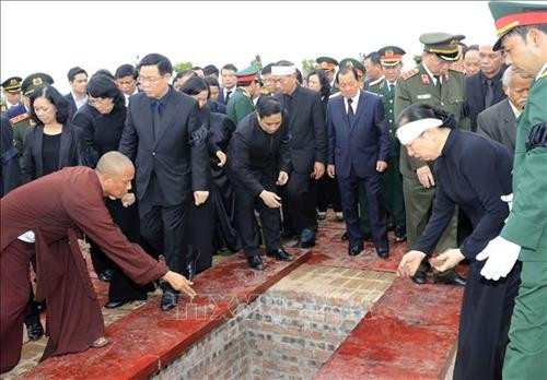 Linh cữu Chủ tịch nước Trần Đại Quang được quàn tại nhà tổ chức an táng để họ hàng, chính quyền, nhân dân địa phương viếng, tiễn biệt Chủ tịch nước lần cuối trước khi an táng. Ảnh: TTXVN Các tăng ni tại quê nhà cầu siêu, tưởng nhớ Chủ tịch nước Trần Đại Quang. Ảnh: TTXVN Đội nghi lễ đưa linh cữu của Chủ tịch nước Trần Đại Quang tới khu huyệt mộ để chuẩn bị cho nghi thức đầu tiên của lễ an táng. Ảnh: TTXVN Quyền Chủ tịch nước Đặng Thị Ngọc Thịnh, Phó Thủ tướng thường trực Trương Hòa Bình cùng đội nghi lễ đưa linh cữu Chủ tịch nước Trần Đại Quang từ xe tang tới nơi an táng. Ảnh: TTXVN Chủ tịch Quốc hội Nguyễn Thị Kim Ngân, Thường trực Ban Bí thư Trần Quốc Vượng cùng đội nghi lễ đưa linh cữu của Chủ tịch nước Trần Đại Quang tới khu huyệt mộ để chuẩn bị cho nghi thức đầu tiên của lễ an táng. Ảnh: Quang Quyết – TTXVN Các chiến sĩ trong đội nghi lễ thực hiện nghi thức hạ huyệt linh cữu Chủ tịch nước Trần Đại Quang. Ảnh: TTXVN Lãnh đạo, nguyên lãnh đạo Đảng, Nhà nước, Mặt trận Tổ quốc Việt Nam và gia đình Chủ tịch nước Trần Đại Quang thả những nắm đất đầu tiên xuống huyệt mộ Chủ tịch nước. Ảnh: Nhan Sáng – TTXVN Chủ tịch Quốc hội Nguyễn Thị Kim Ngân dẫn đầu đoàn lãnh đạo, nguyên lãnh đạo Đảng, Nhà nước, Mặt trận Tổ quốc Việt Nam cùng gia quyến đi quanh huyệt mộ, tiễn biệt Chủ tịch nước Trần Đại Quang lần cuối. Ảnh: Nhan Sáng – TTXVN Lãnh đạo, nguyên lãnh đạo Đảng, Nhà nước, Mặt trận Tổ quốc Việt Nam và gia đình Chủ tịch nước Trần Đại Quang thả những nắm đất đầu tiên xuống huyệt mộ Chủ tịch nước. Ảnh: Nhan Sáng – TTXVN Quang cảnh nơi tổ chức an táng Chủ tịch nước Trần Đại Quang tại xã Quang Thiện, huyện Kim Sơn, tỉnh Ninh Bình. Ảnh: TTXVN Đồng chí Trương Hòa Bình, Ủy viên Bộ Chính trị, Phó Thủ tướng thường trực Chính phủ, Trưởng Ban Tổ chức Lễ tang phát biểu cảm ơn và tuyên bố kết thúc Lễ Quốc tang Chủ tịch nước Trần Đại Quang. Ảnh: Nhan Sáng – TTXVN Mộ Chủ tịch nước Trần Đại Quang tại quê hương - xã Quang Thiện, huyện Kim Sơn, tỉnh Ninh Bình. Ảnh: Nhan Sáng – TTXVN Linh cữu Chủ tịch nước Trần Đại Quang được quàn tại nhà tổ chức an táng để họ hàng, chính quyền, nhân dân địa phương viếng, tiễn biệt Chủ tịch nước lần cuối trước khi an táng. Ảnh: TTXVN Các tăng ni tại quê nhà cầu siêu, tưởng nhớ Chủ tịch nước Trần Đại Quang. Ảnh: TTXVN Đội nghi lễ đưa linh cữu của Chủ tịch nước Trần Đại Quang tới khu huyệt mộ để chuẩn bị cho nghi thức đầu tiên của lễ an táng. Ảnh: TTXVN Quyền Chủ tịch nước Đặng Thị Ngọc Thịnh, Phó Thủ tướng thường trực Trương Hòa Bình cùng đội nghi lễ đưa linh cữu Chủ tịch nước Trần Đại Quang từ xe tang tới nơi an táng. Ảnh: TTXVN Chủ tịch Quốc hội Nguyễn Thị Kim Ngân, Thường trực Ban Bí thư Trần Quốc Vượng cùng đội nghi lễ đưa linh cữu của Chủ tịch nước Trần Đại Quang tới khu huyệt mộ để chuẩn bị cho nghi thức đầu tiên của lễ an táng. Ảnh: Quang Quyết – TTXVN Các chiến sĩ trong đội nghi lễ thực hiện nghi thức hạ huyệt linh cữu Chủ tịch nước Trần Đại Quang. Ảnh: TTXVN Lãnh đạo, nguyên lãnh đạo Đảng, Nhà nước, Mặt trận Tổ quốc Việt Nam và gia đình Chủ tịch nước Trần Đại Quang thả những nắm đất đầu tiên xuống huyệt mộ Chủ tịch nước. Ảnh: Nhan Sáng – TTXVN Chủ tịch Quốc hội Nguyễn Thị Kim Ngân dẫn đầu đoàn lãnh đạo, nguyên lãnh đạo Đảng, Nhà nước, Mặt trận Tổ quốc Việt Nam cùng gia quyến đi quanh huyệt mộ, tiễn biệt Chủ tịch nước Trần Đại Quang lần cuối. Ảnh: Nhan Sáng – TTXVN Lãnh đạo, nguyên lãnh đạo Đảng, Nhà nước, Mặt trận Tổ quốc Việt Nam và gia đình Chủ tịch nước Trần Đại Quang thả những nắm đất đầu tiên xuống huyệt mộ Chủ tịch nước. Ảnh: Nhan Sáng – TTXVN Quang cảnh nơi tổ chức an táng Chủ tịch nước Trần Đại Quang tại xã Quang Thiện, huyện Kim Sơn, tỉnh Ninh Bình. Ảnh: TTXVN Đồng chí Trương Hòa Bình, Ủy viên Bộ Chính trị, Phó Thủ tướng thường trực Chính phủ, Trưởng Ban Tổ chức Lễ tang phát biểu cảm ơn và tuyên bố kết thúc Lễ Quốc tang Chủ tịch nước Trần Đại Quang. Ảnh: Nhan Sáng – TTXVN Mộ Chủ tịch nước Trần Đại Quang tại quê hương - xã Quang Thiện, huyện Kim Sơn, tỉnh Ninh Bình. Ảnh: Nhan Sáng – TTXVN