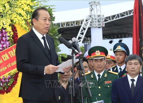 Linh cữu Chủ tịch nước Trần Đại Quang được quàn tại nhà tổ chức an táng để họ hàng, chính quyền, nhân dân địa phương viếng, tiễn biệt Chủ tịch nước lần cuối trước khi an táng. Ảnh: TTXVN Các tăng ni tại quê nhà cầu siêu, tưởng nhớ Chủ tịch nước Trần Đại Quang. Ảnh: TTXVN Đội nghi lễ đưa linh cữu của Chủ tịch nước Trần Đại Quang tới khu huyệt mộ để chuẩn bị cho nghi thức đầu tiên của lễ an táng. Ảnh: TTXVN Quyền Chủ tịch nước Đặng Thị Ngọc Thịnh, Phó Thủ tướng thường trực Trương Hòa Bình cùng đội nghi lễ đưa linh cữu Chủ tịch nước Trần Đại Quang từ xe tang tới nơi an táng. Ảnh: TTXVN Chủ tịch Quốc hội Nguyễn Thị Kim Ngân, Thường trực Ban Bí thư Trần Quốc Vượng cùng đội nghi lễ đưa linh cữu của Chủ tịch nước Trần Đại Quang tới khu huyệt mộ để chuẩn bị cho nghi thức đầu tiên của lễ an táng. Ảnh: Quang Quyết – TTXVN Các chiến sĩ trong đội nghi lễ thực hiện nghi thức hạ huyệt linh cữu Chủ tịch nước Trần Đại Quang. Ảnh: TTXVN Lãnh đạo, nguyên lãnh đạo Đảng, Nhà nước, Mặt trận Tổ quốc Việt Nam và gia đình Chủ tịch nước Trần Đại Quang thả những nắm đất đầu tiên xuống huyệt mộ Chủ tịch nước. Ảnh: Nhan Sáng – TTXVN Chủ tịch Quốc hội Nguyễn Thị Kim Ngân dẫn đầu đoàn lãnh đạo, nguyên lãnh đạo Đảng, Nhà nước, Mặt trận Tổ quốc Việt Nam cùng gia quyến đi quanh huyệt mộ, tiễn biệt Chủ tịch nước Trần Đại Quang lần cuối. Ảnh: Nhan Sáng – TTXVN Lãnh đạo, nguyên lãnh đạo Đảng, Nhà nước, Mặt trận Tổ quốc Việt Nam và gia đình Chủ tịch nước Trần Đại Quang thả những nắm đất đầu tiên xuống huyệt mộ Chủ tịch nước. Ảnh: Nhan Sáng – TTXVN Quang cảnh nơi tổ chức an táng Chủ tịch nước Trần Đại Quang tại xã Quang Thiện, huyện Kim Sơn, tỉnh Ninh Bình. Ảnh: TTXVN Đồng chí Trương Hòa Bình, Ủy viên Bộ Chính trị, Phó Thủ tướng thường trực Chính phủ, Trưởng Ban Tổ chức Lễ tang phát biểu cảm ơn và tuyên bố kết thúc Lễ Quốc tang Chủ tịch nước Trần Đại Quang. Ảnh: Nhan Sáng – TTXVN Mộ Chủ tịch nước Trần Đại Quang tại quê hương - xã Quang Thiện, huyện Kim Sơn, tỉnh Ninh Bình. Ảnh: Nhan Sáng – TTXVN Linh cữu Chủ tịch nước Trần Đại Quang được quàn tại nhà tổ chức an táng để họ hàng, chính quyền, nhân dân địa phương viếng, tiễn biệt Chủ tịch nước lần cuối trước khi an táng. Ảnh: TTXVN Các tăng ni tại quê nhà cầu siêu, tưởng nhớ Chủ tịch nước Trần Đại Quang. Ảnh: TTXVN Đội nghi lễ đưa linh cữu của Chủ tịch nước Trần Đại Quang tới khu huyệt mộ để chuẩn bị cho nghi thức đầu tiên của lễ an táng. Ảnh: TTXVN Quyền Chủ tịch nước Đặng Thị Ngọc Thịnh, Phó Thủ tướng thường trực Trương Hòa Bình cùng đội nghi lễ đưa linh cữu Chủ tịch nước Trần Đại Quang từ xe tang tới nơi an táng. Ảnh: TTXVN Chủ tịch Quốc hội Nguyễn Thị Kim Ngân, Thường trực Ban Bí thư Trần Quốc Vượng cùng đội nghi lễ đưa linh cữu của Chủ tịch nước Trần Đại Quang tới khu huyệt mộ để chuẩn bị cho nghi thức đầu tiên của lễ an táng. Ảnh: Quang Quyết – TTXVN Các chiến sĩ trong đội nghi lễ thực hiện nghi thức hạ huyệt linh cữu Chủ tịch nước Trần Đại Quang. Ảnh: TTXVN Lãnh đạo, nguyên lãnh đạo Đảng, Nhà nước, Mặt trận Tổ quốc Việt Nam và gia đình Chủ tịch nước Trần Đại Quang thả những nắm đất đầu tiên xuống huyệt mộ Chủ tịch nước. Ảnh: Nhan Sáng – TTXVN Chủ tịch Quốc hội Nguyễn Thị Kim Ngân dẫn đầu đoàn lãnh đạo, nguyên lãnh đạo Đảng, Nhà nước, Mặt trận Tổ quốc Việt Nam cùng gia quyến đi quanh huyệt mộ, tiễn biệt Chủ tịch nước Trần Đại Quang lần cuối. Ảnh: Nhan Sáng – TTXVN Lãnh đạo, nguyên lãnh đạo Đảng, Nhà nước, Mặt trận Tổ quốc Việt Nam và gia đình Chủ tịch nước Trần Đại Quang thả những nắm đất đầu tiên xuống huyệt mộ Chủ tịch nước. Ảnh: Nhan Sáng – TTXVN Quang cảnh nơi tổ chức an táng Chủ tịch nước Trần Đại Quang tại xã Quang Thiện, huyện Kim Sơn, tỉnh Ninh Bình. Ảnh: TTXVN Đồng chí Trương Hòa Bình, Ủy viên Bộ Chính trị, Phó Thủ tướng thường trực Chính phủ, Trưởng Ban Tổ chức Lễ tang phát biểu cảm ơn và tuyên bố kết thúc Lễ Quốc tang Chủ tịch nước Trần Đại Quang. Ảnh: Nhan Sáng – TTXVN Mộ Chủ tịch nước Trần Đại Quang tại quê hương - xã Quang Thiện, huyện Kim Sơn, tỉnh Ninh Bình. Ảnh: Nhan Sáng – TTXVN