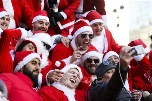 Trẻ em vui chơi mừng đón lễ Giáng sinh tại Singapore. Ảnh: THX/TTXVN Người dân tham gia cuộc thi chạy Ông già Noel tại Vilnius, Litsva. Ảnh: THX/TTXVN Hát mừng lễ Giáng Sinh tại Nhà thờ Frankfurt, Đức. Ảnh: THX/TTXVN Thợ lặn trong trang phục Ông già Noel chào đón du khách tới Công viên Thủy cung ở Manila, Philippines trong dịp lễ Giáng Sinh. Ảnh: THX/TTXVN Thắp sáng cây thông Noel tại Yangon, Myanmar. Ảnh: THX/TTXVN Thắp sáng cây thông Noel chào đón Giáng Sinh và Năm Mới tại quảng trường ở Yerevan, Armenia. Ảnh: THX/TTXVN Hàng trăm người trong trang phục ông già Noel tham gia lễ hội SantaCon chào đón Giáng Sinh ở New York, Mỹ. Ảnh: THX/TTXVN Một gia đình mua sắm chuẩn bị lễ Giáng Sinh tại Houston, Mỹ. Ảnh: THX/TTXVN Người dân Tây Ban Nha mừng đón Giáng Sinh tại quảng trường Landmark Puerta del Sol ở Madrid. Ảnh: THX/TTXVN Trẻ em vui chơi tại công viên tuyết nhân tạo trong dịp lễ Giáng Sinh ở tỉnh Banten, Indonesia. Ảnh: THX/TTXVN Trang trí chuẩn bị cho lễ Giáng Sinh tại thủ đô Baghdad, Iraq. Ảnh: THX/TTXVN Mua sắm chuẩn bị cho lễ Giáng Sinh tại thủ đô Baghdad, Iraq. Ảnh: THX/TTXVN Người dân Malaysia tham quan triển lãm "Disney- Giấc mơ Giáng sinh" tại thủ đô Kuala Lumpur. Ảnh: THX/TTXVN Người dân mua sắm chuẩn bị cho Lễ Giáng Sinh tại Bangalore, Ấn Độ. Ảnh: THX/TTXVN Thắp sáng cây thông Noel khổng lồ tại Quảng trường Azneft ở Baku, Azerbaijan. Ảnh: THX/TTXVN Trẻ em Hàn Quốc vui chơi mừng đón lễ Giáng Sinh tại làng Ông già Noel ở Gyeongsangbuk-do. Ảnh: THX/TTXVN Các loại bánh cho Lễ Giáng sinh được bày bán tại Làng Ông già Noel ở Gyeongsangbuk-do, Hàn Quốc. Ảnh: THX/TTXVN Người dân Hàn Quốc chào đón Giáng Sinh tại làng Ông già Noel ở Gyeongsangbuk-do. Ảnh: THX/TTXVN Người dân Syria mừng đón Giáng Sinh tại thủ đô Damascus. Ảnh: THX/TTXVN Trẻ em vui chơi mừng đón lễ Giáng sinh tại Singapore. Ảnh: THX/TTXVN Người dân tham gia cuộc thi chạy Ông già Noel tại Vilnius, Litsva. Ảnh: THX/TTXVN Hát mừng lễ Giáng Sinh tại Nhà thờ Frankfurt, Đức. Ảnh: THX/TTXVN Thợ lặn trong trang phục Ông già Noel chào đón du khách tới Công viên Thủy cung ở Manila, Philippines trong dịp lễ Giáng Sinh. Ảnh: THX/TTXVN Thắp sáng cây thông Noel tại Yangon, Myanmar. Ảnh: THX/TTXVN Thắp sáng cây thông Noel chào đón Giáng Sinh và Năm Mới tại quảng trường ở Yerevan, Armenia. Ảnh: THX/TTXVN Hàng trăm người trong trang phục ông già Noel tham gia lễ hội SantaCon chào đón Giáng Sinh ở New York, Mỹ. Ảnh: THX/TTXVN Một gia đình mua sắm chuẩn bị lễ Giáng Sinh tại Houston, Mỹ. Ảnh: THX/TTXVN Người dân Tây Ban Nha mừng đón Giáng Sinh tại quảng trường Landmark Puerta del Sol ở Madrid. Ảnh: THX/TTXVN Trẻ em vui chơi tại công viên tuyết nhân tạo trong dịp lễ Giáng Sinh ở tỉnh Banten, Indonesia. Ảnh: THX/TTXVN Trang trí chuẩn bị cho lễ Giáng Sinh tại thủ đô Baghdad, Iraq. Ảnh: THX/TTXVN Mua sắm chuẩn bị cho lễ Giáng Sinh tại thủ đô Baghdad, Iraq. Ảnh: THX/TTXVN Người dân Malaysia tham quan triển lãm "Disney- Giấc mơ Giáng sinh" tại thủ đô Kuala Lumpur. Ảnh: THX/TTXVN Người dân mua sắm chuẩn bị cho Lễ Giáng Sinh tại Bangalore, Ấn Độ. Ảnh: THX/TTXVN Thắp sáng cây thông Noel khổng lồ tại Quảng trường Azneft ở Baku, Azerbaijan. Ảnh: THX/TTXVN Trẻ em Hàn Quốc vui chơi mừng đón lễ Giáng Sinh tại làng Ông già Noel ở Gyeongsangbuk-do. Ảnh: THX/TTXVN Các loại bánh cho Lễ Giáng sinh được bày bán tại Làng Ông già Noel ở Gyeongsangbuk-do, Hàn Quốc. Ảnh: THX/TTXVN Người dân Hàn Quốc chào đón Giáng Sinh tại làng Ông già Noel ở Gyeongsangbuk-do. Ảnh: THX/TTXVN Người dân Syria mừng đón Giáng Sinh tại thủ đô Damascus. Ảnh: THX/TTXVN
