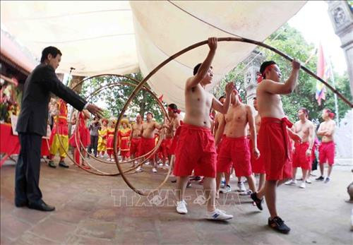 Cuộn dây kéo được các đội trưởng nâng lên 3 lần khi hành lễ. Ảnh: Thanh Tùng-TTXVN Cuộn dây kéo được các đội trưởng nâng lên 3 lần khi hành lễ. Ảnh: Thanh Tùng-TTXVN Dây kéo co có chiều dài hàng chục mét. Ảnh: Thanh Tùng-TTXVN Các đội tham gia kéo co hành lễ trong đền. Ảnh: Thanh Tùng-TTXVN Mỗi hiệp đấu kết thúc, phần thắng thuộc về bên nào không quan trọng, quan trọng là chúng ta đã góp phần bảo tồn và phát huy một di sản văn hóa phi vật thể đại diện nhân loại. Ảnh: Thanh Tùng-TTXVN Sự cố gắng, quyết liệt mỗi hiệp kéo biểu cảm rõ nét trên từng người tham gia kéo. Ảnh: Thanh Tùng-TTXVN Khi có hiệu lệnh “bắt đầu” các trai kéo dồn hết sức lực để kéo. Ảnh: Thanh Tùng-TTXVN Một “trai kéo” tới từ Hàn Quốc (người đeo kính) cùng tham gia kéo. Ảnh: Thanh Tùng-TTXVN Sự cố gắng, quyết liệt mỗi hiệp kéo biểu cảm rõ nét trên từng người tham gia kéo. Ảnh: Thanh Tùng-TTXVN Thanh gỗ nhỏ được trọng tài dùng để chêm vào lỗ giúp cho dây kéo ko xê dịch trước khi phát lệnh kéo. Ảnh: Thanh Tùng-TTXVN Dây kéo được luồn qua một cột gỗ chôn chặt dưới đất. Ảnh: Thanh Tùng-TTXVN Cuộn dây kéo được các đội trưởng nâng lên 3 lần khi hành lễ. Ảnh: Thanh Tùng-TTXVN Cuộn dây kéo được các đội trưởng nâng lên 3 lần khi hành lễ. Ảnh: Thanh Tùng-TTXVN Dây kéo co có chiều dài hàng chục mét. Ảnh: Thanh Tùng-TTXVN Các đội tham gia kéo co hành lễ trong đền. Ảnh: Thanh Tùng-TTXVN Mỗi hiệp đấu kết thúc, phần thắng thuộc về bên nào không quan trọng, quan trọng là chúng ta đã góp phần bảo tồn và phát huy một di sản văn hóa phi vật thể đại diện nhân loại. Ảnh: Thanh Tùng-TTXVN Sự cố gắng, quyết liệt mỗi hiệp kéo biểu cảm rõ nét trên từng người tham gia kéo. Ảnh: Thanh Tùng-TTXVN Khi có hiệu lệnh “bắt đầu” các trai kéo dồn hết sức lực để kéo. Ảnh: Thanh Tùng-TTXVN Một “trai kéo” tới từ Hàn Quốc (người đeo kính) cùng tham gia kéo. Ảnh: Thanh Tùng-TTXVN Sự cố gắng, quyết liệt mỗi hiệp kéo biểu cảm rõ nét trên từng người tham gia kéo. Ảnh: Thanh Tùng-TTXVN Thanh gỗ nhỏ được trọng tài dùng để chêm vào lỗ giúp cho dây kéo ko xê dịch trước khi phát lệnh kéo. Ảnh: Thanh Tùng-TTXVN Dây kéo được luồn qua một cột gỗ chôn chặt dưới đất. Ảnh: Thanh Tùng-TTXVN