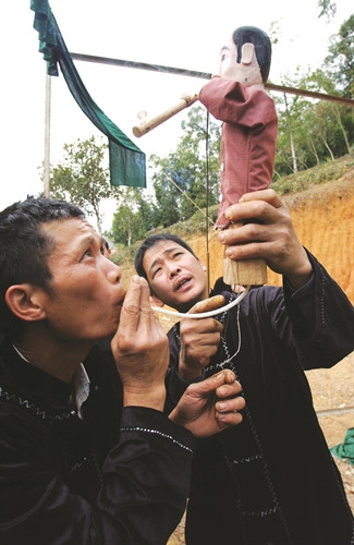 Chuẩn bị con rối trước giờ biểu diễn Chuẩn bị con rối trước giờ biểu diễn