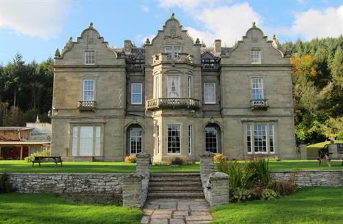 Bảo tàng Sherlock Holmes: Trong tiểu thuyết của nhà văn Conan Doyle, thám tử Sherlock Holmes sống ở số nhà 221B phố Baker (Westminster, London) cùng người bạn thân là bác sĩ Watson. Giống như nhân vật thám tử tài ba, đây là địa chỉ hư cấu. Tuy nhiên, một bảo tàng dành cho nhân vật Sherlock Holmes đã được dựng lên trên con phố này, nằm giữa số nhà 241 và 237. Bảo tàng được bày biện, trang trí các đồ vật sinh hoạt hàng ngày quen thuộc của Holmes và Watson. Ảnh: Hotelsbrit. Quán rượu Sherlock Holmes ở đường Northumberland là nơi hoàn hảo để người hâm mộ có thể dùng bữa. Tòa nhà được thiết kế theo phong cách quán rượu thời Victoria, bài trí những vật lưu niệm liên quan đến Sherlock Holmes và vật chứng quan trọng trong một số vụ phá án nổi tiếng nhất. Du khách sẽ được phục vụ bữa tối chủ nhật bên cạnh bản sao văn phòng làm việc của Holmes. Ảnh: Thesherlockspubs. Bệnh viện St Bartholomew: nơi mà Sherlock Holmes và tiến sĩ Watson gặp nhau lần đầu tiên và là nơi diễn ra những cảnh kịch tính ở phần hai của loạt phim về Holmes phát sóng trên kênh BBC. Ảnh: Sinclair Johnston. Vườn quốc gia Dartmoor: Năm 1901, nhà văn Conan Doyle đến thăm vườn quốc gia Dartmoor ở Devon. Mỗi ngày, ông đi khoảng 25 km để tìm nguồn cảm hứng. Sau đó, cuốn tiểu thuyết nổi tiếng trong loạt truyện Sherlock Holmes - Con chó săn của dòng họ Baskerville- đã ra đời. Khu rừng âm u, ảm đạm, ngôi nhà cô đơn trên đồi nhỏ trong khu vườn quốc gia Dartmoor cũng được chọn làm bối cảnh cho nhiều bộ phim về Holmes sau này. Ảnh: Visitdartmoor. Khách sạn Baskerville Hall: Khách sạn Baskerville Hall ở Mid Wales hiện nay được cho là nguyên mẫu của lâu đài Baskerville trong cuốn “Con chó săn của dòng họ Baskerville”. Ngôi nhà được ngài Thomas Mynors Baskerville xây dựng năm 1839 dành cho người vợ thứ hai là Elizabeth. Nhà văn Conan Doyle thường đến đây và tìm hiểu về một truyền thuyết địa phương liên quan đến chó săn. Tuy nhiên, theo yêu cầu của bạn mình, Doyle đã ghi tên lâu đài nằm ở Devon để “tránh xa khách du lịch”. Ảnh: Dirt Mountain Bike Magazine. Edinburgh, Scotland: Edinburgh là nơi nhà văn Conan Doyle ra đời năm 1859. Ông đã sống và làm việc ở đây nhiều năm trước khi chuyển đến London. Tại Edinburgh, du khách có thể đến thăm bức tượng Sherlock Holmes bằng đồng bên ngôi nhà thời thơ ấu của tác giả. Trong ảnh là cảnh đẹp của Scotland. Ảnh: VisitScotland. Lâu đài Cardiff, xứ Wales: Lâu đài Cardiff là nơi quay cảnh đối đầu với nhân vật Moriarty. Du khách đến đây có thể tham gia các tour tham quan lâu đài và nhiều cảnh đẹp khác ở Wales. Ảnh: British Medical Ultrasound Society. Thành phố Bristol: Thành phố Bristol ở tây Nam nước Anh cũng là một địa điểm được chọn làm bối cảnh của bộ phim về Holmes phát trên kênh BBC. Các tập phim được quay ở đây là The Empty Hearse, cảnh lễ cưới của bác sĩ Watson và Mary và cảnh về cuộc gặp gỡ của Holmes với Moriarty. Ảnh: Visit Bristol. Bảo tàng Sherlock Holmes: Trong tiểu thuyết của nhà văn Conan Doyle, thám tử Sherlock Holmes sống ở số nhà 221B phố Baker (Westminster, London) cùng người bạn thân là bác sĩ Watson. Giống như nhân vật thám tử tài ba, đây là địa chỉ hư cấu. Tuy nhiên, một bảo tàng dành cho nhân vật Sherlock Holmes đã được dựng lên trên con phố này, nằm giữa số nhà 241 và 237. Bảo tàng được bày biện, trang trí các đồ vật sinh hoạt hàng ngày quen thuộc của Holmes và Watson. Ảnh: Hotelsbrit. Quán rượu Sherlock Holmes ở đường Northumberland là nơi hoàn hảo để người hâm mộ có thể dùng bữa. Tòa nhà được thiết kế theo phong cách quán rượu thời Victoria, bài trí những vật lưu niệm liên quan đến Sherlock Holmes và vật chứng quan trọng trong một số vụ phá án nổi tiếng nhất. Du khách sẽ được phục vụ bữa tối chủ nhật bên cạnh bản sao văn phòng làm việc của Holmes. Ảnh: Thesherlockspubs. Bệnh viện St Bartholomew: nơi mà Sherlock Holmes và tiến sĩ Watson gặp nhau lần đầu tiên và là nơi diễn ra những cảnh kịch tính ở phần hai của loạt phim về Holmes phát sóng trên kênh BBC. Ảnh: Sinclair Johnston. Vườn quốc gia Dartmoor: Năm 1901, nhà văn Conan Doyle đến thăm vườn quốc gia Dartmoor ở Devon. Mỗi ngày, ông đi khoảng 25 km để tìm nguồn cảm hứng. Sau đó, cuốn tiểu thuyết nổi tiếng trong loạt truyện Sherlock Holmes - Con chó săn của dòng họ Baskerville- đã ra đời. Khu rừng âm u, ảm đạm, ngôi nhà cô đơn trên đồi nhỏ trong khu vườn quốc gia Dartmoor cũng được chọn làm bối cảnh cho nhiều bộ phim về Holmes sau này. Ảnh: Visitdartmoor. Khách sạn Baskerville Hall: Khách sạn Baskerville Hall ở Mid Wales hiện nay được cho là nguyên mẫu của lâu đài Baskerville trong cuốn “Con chó săn của dòng họ Baskerville”. Ngôi nhà được ngài Thomas Mynors Baskerville xây dựng năm 1839 dành cho người vợ thứ hai là Elizabeth. Nhà văn Conan Doyle thường đến đây và tìm hiểu về một truyền thuyết địa phương liên quan đến chó săn. Tuy nhiên, theo yêu cầu của bạn mình, Doyle đã ghi tên lâu đài nằm ở Devon để “tránh xa khách du lịch”. Ảnh: Dirt Mountain Bike Magazine. Edinburgh, Scotland: Edinburgh là nơi nhà văn Conan Doyle ra đời năm 1859. Ông đã sống và làm việc ở đây nhiều năm trước khi chuyển đến London. Tại Edinburgh, du khách có thể đến thăm bức tượng Sherlock Holmes bằng đồng bên ngôi nhà thời thơ ấu của tác giả. Trong ảnh là cảnh đẹp của Scotland. Ảnh: VisitScotland. Lâu đài Cardiff, xứ Wales: Lâu đài Cardiff là nơi quay cảnh đối đầu với nhân vật Moriarty. Du khách đến đây có thể tham gia các tour tham quan lâu đài và nhiều cảnh đẹp khác ở Wales. Ảnh: British Medical Ultrasound Society. Thành phố Bristol: Thành phố Bristol ở tây Nam nước Anh cũng là một địa điểm được chọn làm bối cảnh của bộ phim về Holmes phát trên kênh BBC. Các tập phim được quay ở đây là The Empty Hearse, cảnh lễ cưới của bác sĩ Watson và Mary và cảnh về cuộc gặp gỡ của Holmes với Moriarty. Ảnh: Visit Bristol.