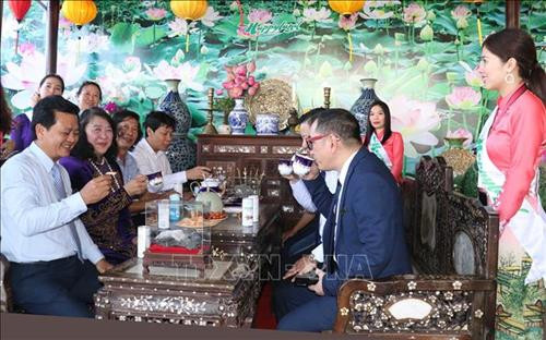 Giới thiệu không gian văn hóa du lịch xưa tại hội chợ. Ảnh: Ngọc Thiện- TTXVN Giới thiệu không gian văn hóa du lịch xưa tại hội chợ. Ảnh: Ngọc Thiện- TTXVN