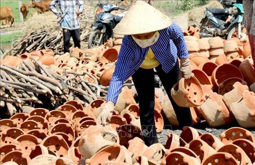 Công đoạn sản xuất gốm Chăm khác biệt với các sản phẩm gốm khác. Ảnh: Nguyễn Thanh – TTXVN Công đoạn sản xuất gốm Chăm khác biệt với các sản phẩm gốm khác. Ảnh: Nguyễn Thanh – TTXVN