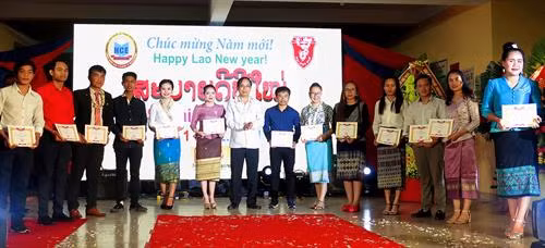 Đại sứ nước CHDCND Lào trao giấy khen cho các bạn lưu học sinh Lào có thành tích cao trong học tập và rèn luyện. Ảnh: Tường Vi - TTXVN