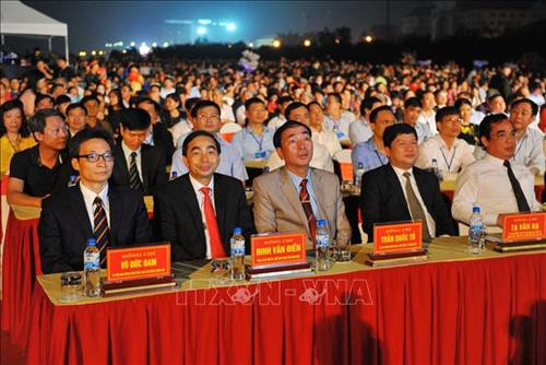 Phó Thủ tướng Chính phủ Vũ Đức Đam và các đại biểu dự buổi lễ. Ảnh: Minh Đức - TTXVN Phó Thủ tướng Chính phủ Vũ Đức Đam và các đại biểu dự buổi lễ. Ảnh: Minh Đức - TTXVN