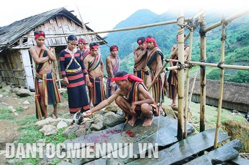 Lễ cúng máng nước của dân tộc Xê-đăng. Ảnh: Trần Tấn