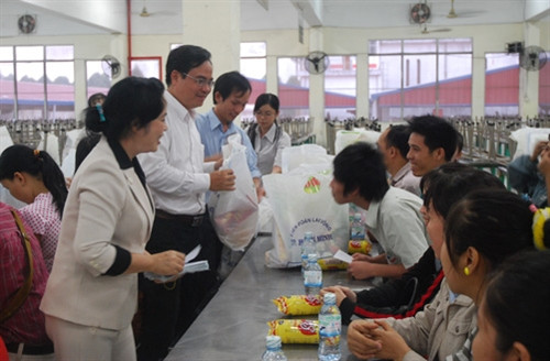 Mức thưởng Tết cao hơn năm ngoái ảnh 1