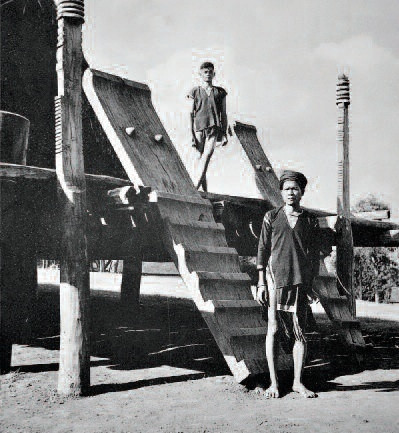 Đầu hồi phía cửa chính của nhà dài Ê Đê, buôn Tak, Đắk Lắk.