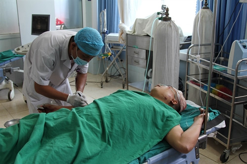 Bác sỹ bệnh viên đa khoa tỉnh Lai Châu đang tích cứu chữa các nạn nhân. Ảnh: Quang Duy- TTXVN Bác sỹ bệnh viên đa khoa tỉnh Lai Châu đang tích cứu chữa các nạn nhân. Ảnh: Quang Duy- TTXVN