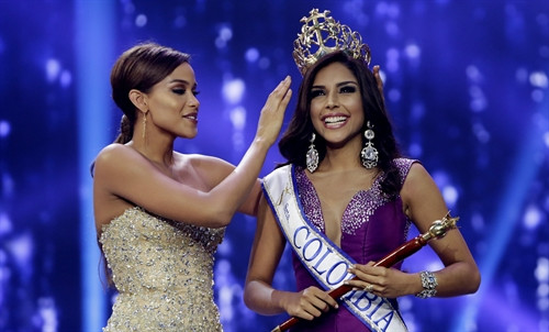 Tân Hoa hậu Colombia Laura Gonzalez (phải) nhận vương miện sau khi giành chiến thắng tại cuộc thi. EPA/TTXVN