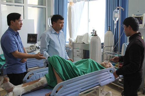 Lãnh đạo huyện Cam Đường, tỉnh lai Châu thăm hỏi các nạn nhân vụ tai nạn giao thông. Ảnh: Quang Duy- TTXVN Lãnh đạo huyện Cam Đường, tỉnh lai Châu thăm hỏi các nạn nhân vụ tai nạn giao thông. Ảnh: Quang Duy- TTXVN