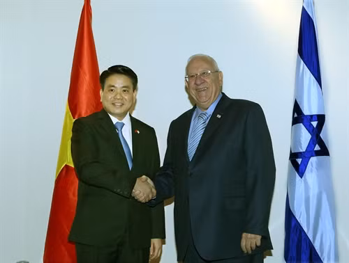 Nhân chuyến thăm cấp Nhà nước tới Việt Nam, chiều 21/3/2017, tại Hà Nội, Tổng thống Nhà nước Israel Reuven Ruvi Rivlin gặp Chủ tịch Uỷ ban Nhân dân Thành phố Hà Nội Nguyễn Đức Chung. Ảnh: Nguyễn Dân - TTXVN