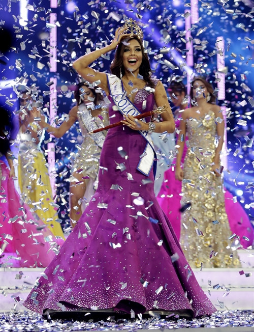 Niềm vui của Laura Gonzalez khi giành vương miện Hoa hậu Colombia năm 2017. EPA/TTXVN