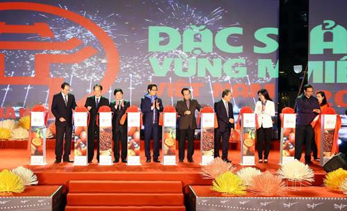 Quang cảnh Lễ cắt băng khai mạc hội chợ. Ảnh: Quang Quyết -TTXVN Quang cảnh Lễ cắt băng khai mạc hội chợ. Ảnh: Quang Quyết -TTXVN