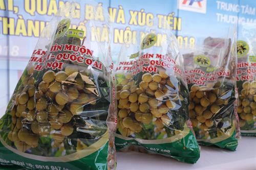 Nhãn chín muộn Hà Nội đã có thương hiệu trong và ngoài nước. Đây là một trong những đặc sản có diện tích, sản lượng lớn của Hà Nội. Giống nhãn chín muộn tại Hà Nội gồm 2 giống HTM1 và HTM2, tập trung chủ yếu tại các huyện Quốc Oai, Hoài Đức và rải rác tại một số huyện khác trên địa bàn Thành phố Hà Nội.