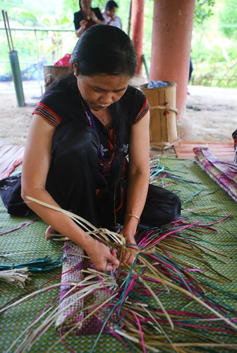 Tỉ mỉ trong từng công đoạn Tỉ mỉ trong từng công đoạn