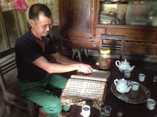 Ông Bàn Hữu Sen, xóm Bản Chang, xã Thành Công, huyện Nguyên Bình( Cao Bằng) gìn giữ cẩn thận những cuốn sách cổ do cha ông để lại.