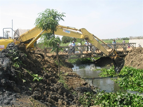 Sử dụng cơ giới khai thông dòng chảy ở xã Gia Thuận, Gò Công Đông . Sử dụng cơ giới khai thông dòng chảy ở xã Gia Thuận, Gò Công Đông .