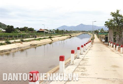 Huyện Ninh Hải quan tâm, đầu tư xây dựng hệ thống kênh mương dẫn nước phục vụ đồng bào sản xuất nông nghiệp. Ảnh: Công Thử Xã Xuân Hải, xã của vùng đồng bào Chăm - là một trong ba xã đầu tiên của huyện Ninh Hải đạt chuẩn nông thôn mới. Ảnh: Công Thử Huyện Ninh Hải quan tâm, đầu tư xây dựng hệ thống kênh mương dẫn nước phục vụ đồng bào sản xuất nông nghiệp. Ảnh: Công Thử Xã Xuân Hải, xã của vùng đồng bào Chăm - là một trong ba xã đầu tiên của huyện Ninh Hải đạt chuẩn nông thôn mới. Ảnh: Công Thử