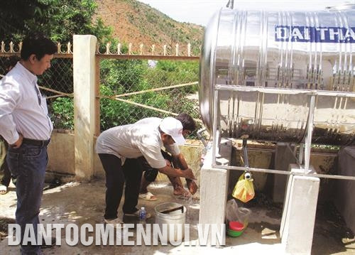 Công tác giáo dục cho đồng bào dân tộc thiểu số, trong đó có việc dạy tiếng nói và chữ viết của các dân tộc thiểu số trên địa bàn huyện Ninh Hải đã đạt được nhiều dấu ấn quan trọng. Ảnh: Công Thử Đồng bào dân tộc ở xã Vĩnh Hải chăm sóc giống nho mới NH 01-152. Ảnh: Công Thử Chăn nuôi gia súc có sừng là lợi thế kinh tế của xã Xuân Hải. Ảnh: Công Thử Đưa nước sinh hoạt về với đồng bào dân tộc ở xã Vĩnh Hải. Ảnh: Công Thử Công tác giáo dục cho đồng bào dân tộc thiểu số, trong đó có việc dạy tiếng nói và chữ viết của các dân tộc thiểu số trên địa bàn huyện Ninh Hải đã đạt được nhiều dấu ấn quan trọng. Ảnh: Công Thử Đồng bào dân tộc ở xã Vĩnh Hải chăm sóc giống nho mới NH 01-152. Ảnh: Công Thử Chăn nuôi gia súc có sừng là lợi thế kinh tế của xã Xuân Hải. Ảnh: Công Thử Đưa nước sinh hoạt về với đồng bào dân tộc ở xã Vĩnh Hải. Ảnh: Công Thử