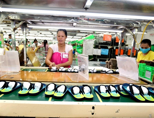 Năm 2016, Công ty TNHH JIA HSIN có kế hoạch sản xuất 15 triệu đôi dép xốp xuất khẩu sang thị trường châu Âu và châu Á, doanh thu đạt 52.500.000 USD, tạo việc làm ổn định cho hơn 2.460 công nhân. Ảnh: Vũ Sinh – TTXVN