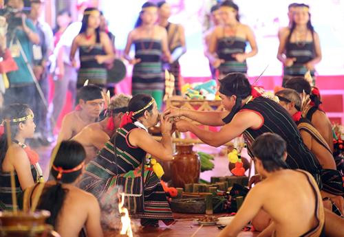 Chú rể lần lượt mời rượu bố mẹ vợ và người già trong dòng họ. Ảnh: Dương Giang -TTXVN Cô dâu sẽ chúc phúc và trao lễ vật cho bố mẹ và người thân. Ảnh: Dương Giang - TTXVN Gia đình và bạn bè chia vui cùng đôi vợ chồng trẻ, họ cùng nhau ăn uống, ca hát, nhảy múa theo nhịp cồng chiêng rộn rã. Ảnh: Dương Giang - TTXVN Lễ vật của nhà trai mang sang nhà gái hỏi cưới. Ảnh: Dương Giang -TTXVN Nhà trai tráng mang lễ vật mang sang nhà gái hỏi cưới. Ảnh: Dương Giang -TTXVN Nhà trai chuẩn bị lễ vật mang sang nhà gái hỏi cưới. Gia đình và bạn bè chia vui cùng đôi vợ chồng trẻ, họ cùng nhau ăn uống, ca hát, nhảy múa theo nhịp cồng chiêng rộn rã. Ảnh: Dương Giang - TTXVN Lễ cưới diễn ra trong không khí vui tươi, rộn ràng. Ảnh: Dương Giang - TTXVN Bà mối và đại diện nhà trai mang lễ vật sang nhà gái hỏi cưới. Ảnh: Dương Giang -TTXVN Chú rể lần lượt mời rượu bố mẹ vợ và người già trong dòng họ. Ảnh: Dương Giang -TTXVN Cô dâu sẽ chúc phúc và trao lễ vật cho bố mẹ và người thân. Ảnh: Dương Giang - TTXVN Gia đình và bạn bè chia vui cùng đôi vợ chồng trẻ, họ cùng nhau ăn uống, ca hát, nhảy múa theo nhịp cồng chiêng rộn rã. Ảnh: Dương Giang - TTXVN Lễ vật của nhà trai mang sang nhà gái hỏi cưới. Ảnh: Dương Giang -TTXVN Nhà trai tráng mang lễ vật mang sang nhà gái hỏi cưới. Ảnh: Dương Giang -TTXVN Nhà trai chuẩn bị lễ vật mang sang nhà gái hỏi cưới. Gia đình và bạn bè chia vui cùng đôi vợ chồng trẻ, họ cùng nhau ăn uống, ca hát, nhảy múa theo nhịp cồng chiêng rộn rã. Ảnh: Dương Giang - TTXVN Lễ cưới diễn ra trong không khí vui tươi, rộn ràng. Ảnh: Dương Giang - TTXVN Bà mối và đại diện nhà trai mang lễ vật sang nhà gái hỏi cưới. Ảnh: Dương Giang -TTXVN
