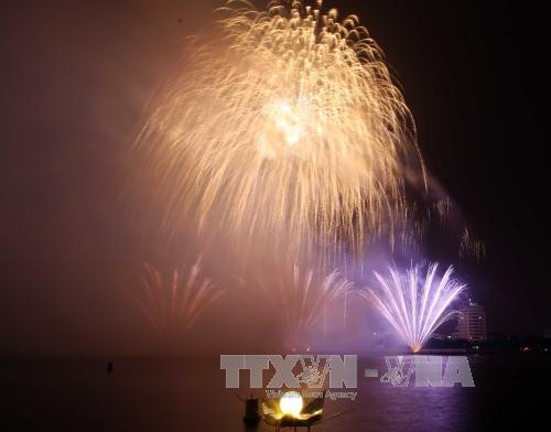 Màn trình diễn pháo hoa của đội Anh. Ảnh: Trần Lê Lâm - TTXVN Màn trình diễn pháo hoa của đội Anh. Ảnh: Trần Lê Lâm - TTXVN