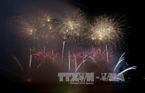 Màn trình diễn pháo hoa của đội Anh. Ảnh: Trần Lê Lâm - TTXVN Màn trình diễn pháo hoa của đội Anh. Ảnh: Trần Lê Lâm - TTXVN